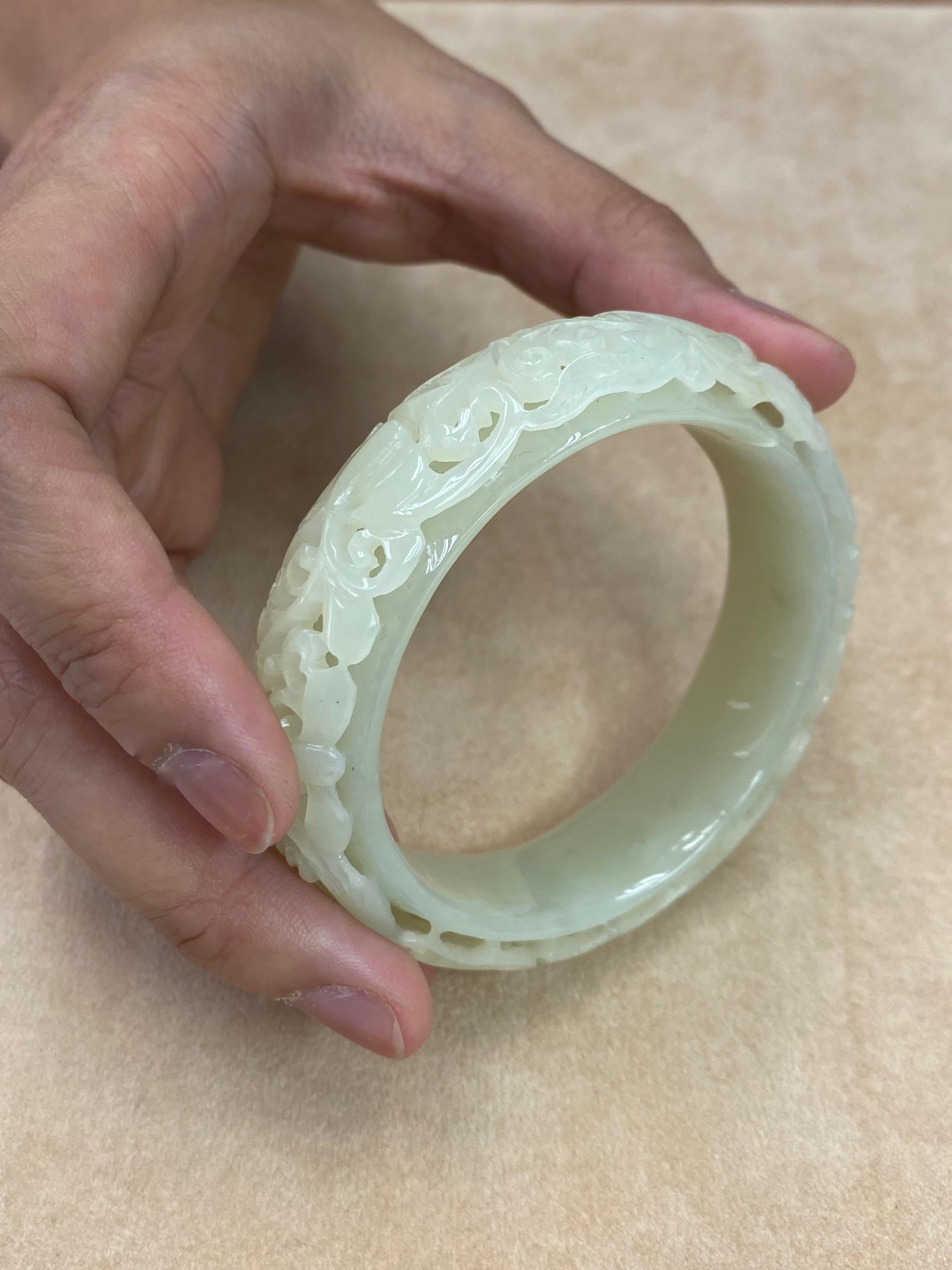 For your consideration is a well hollowed natural nephrite jade bangle. This natural nephrite jade bangle is nicely carved. This difficult carving is called hollow carving. As you can see, it's like a layer within a layer, this can only be carved by