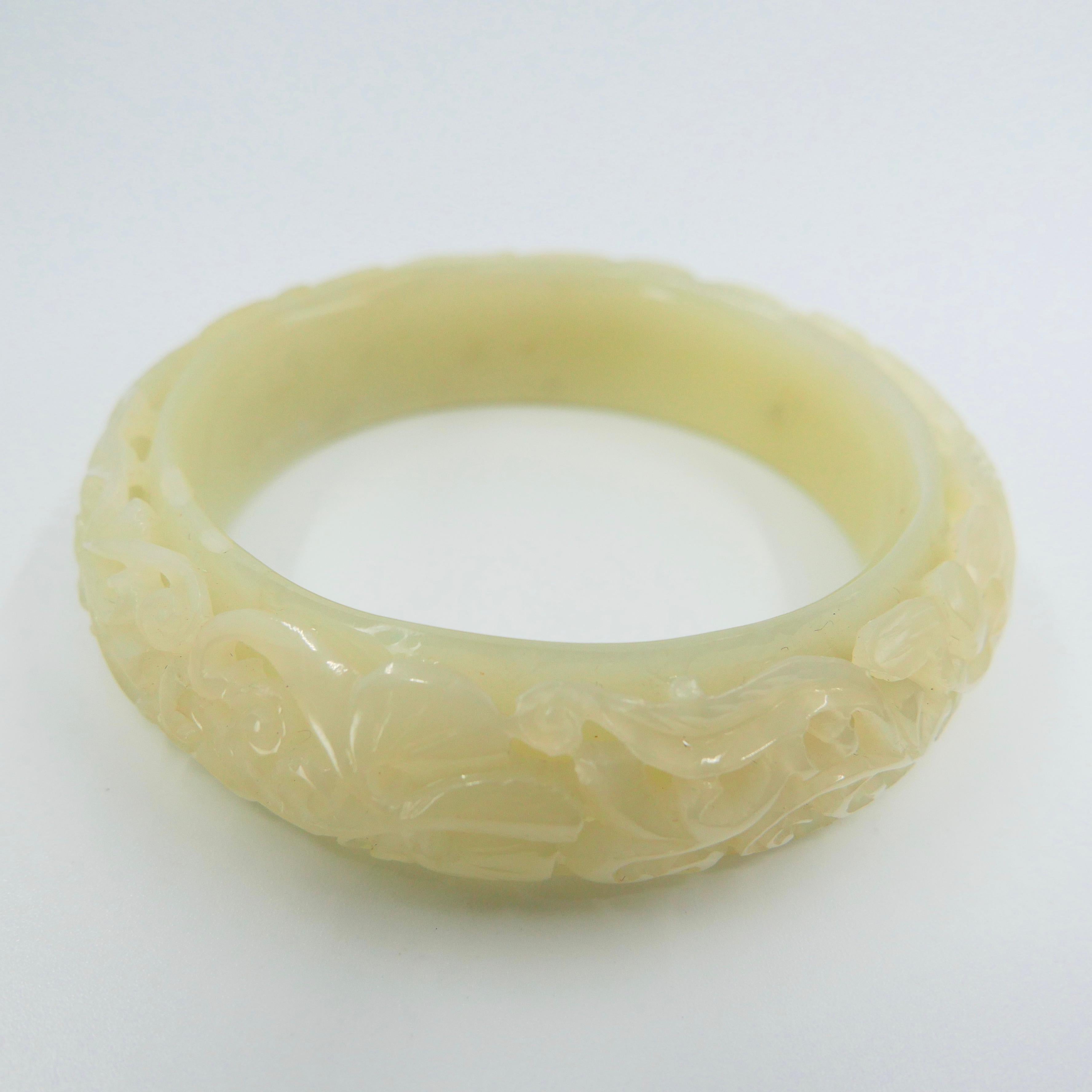 Taille grossière Bracelet jonc en jade blanc néphrite, sculpture creuse, motif de fleurs et de phénix en vente