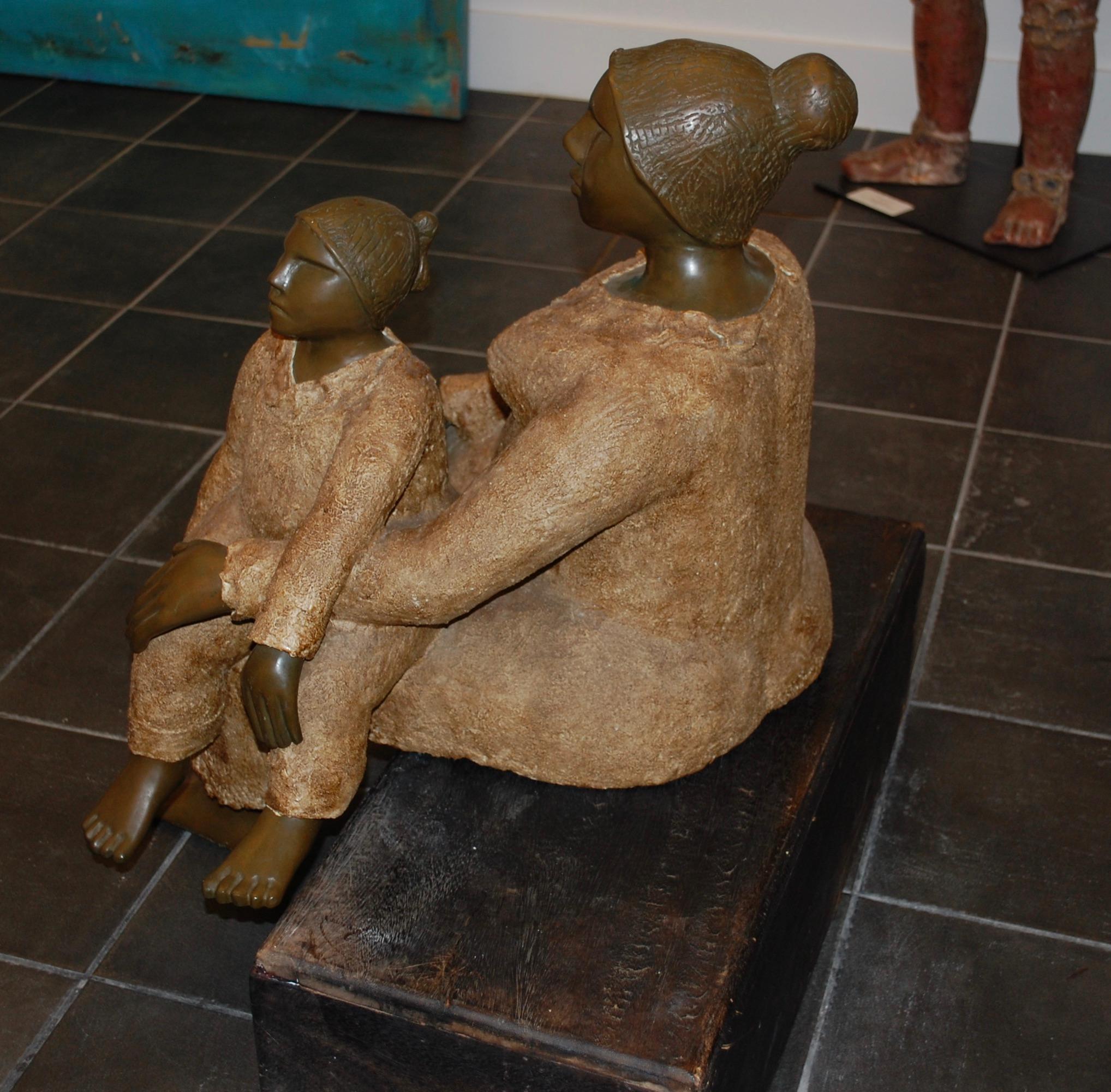 Woman With Child Sitting On The Bench  - Contemporary Sculpture by Neptaly Valero 