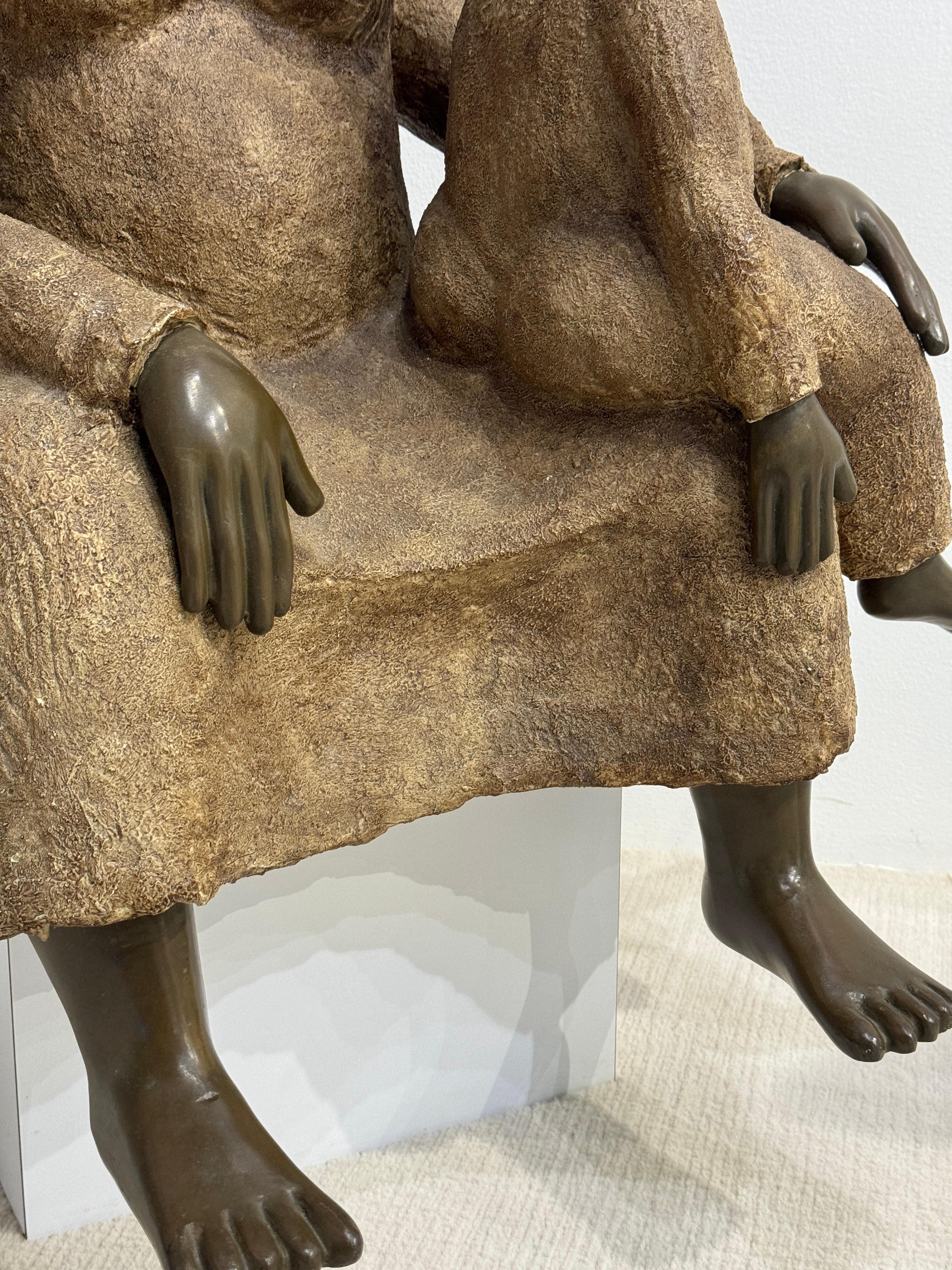 Scultura in bronzo seduta sulla panchina 4