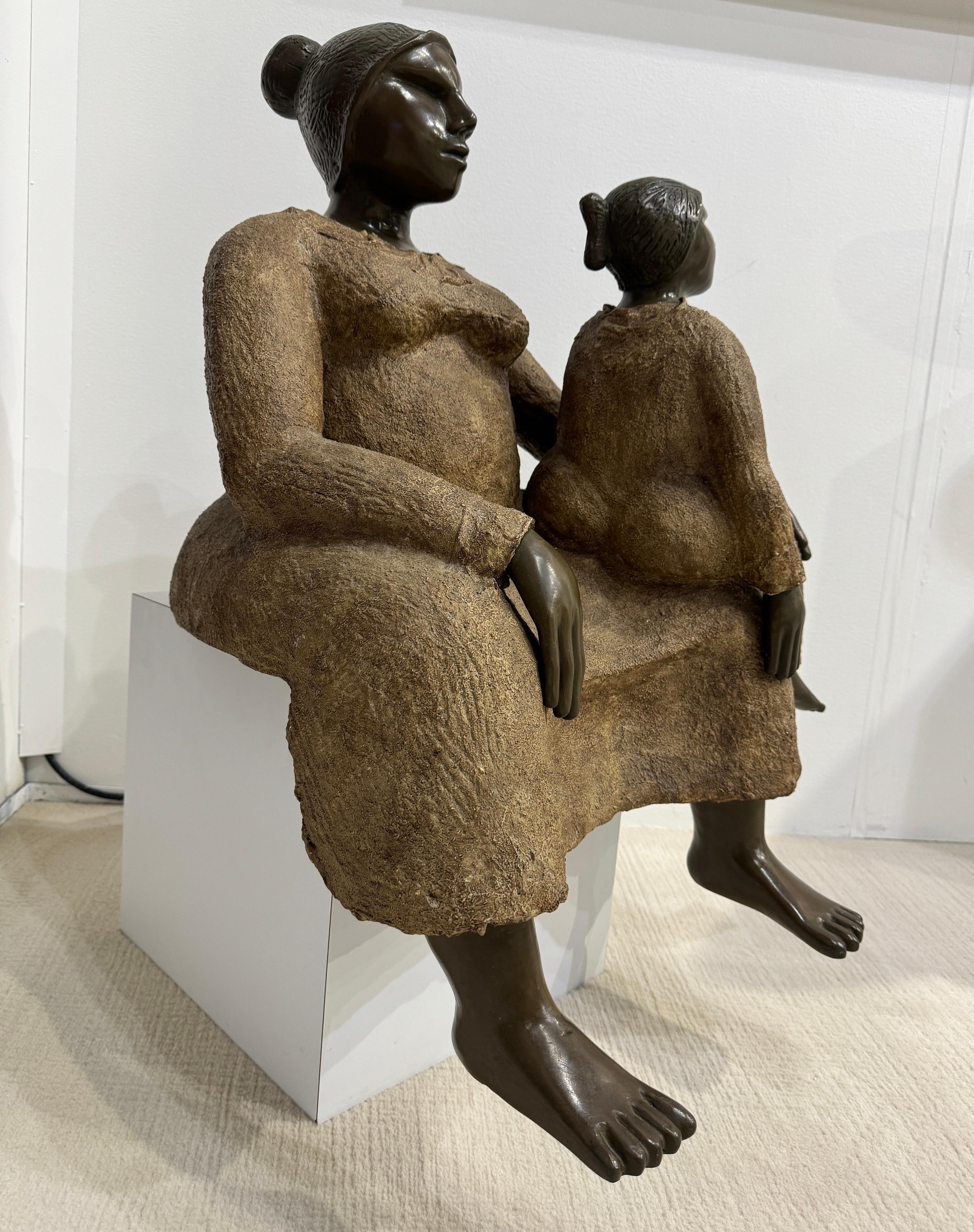 Scultura in bronzo seduta sulla panchina 6