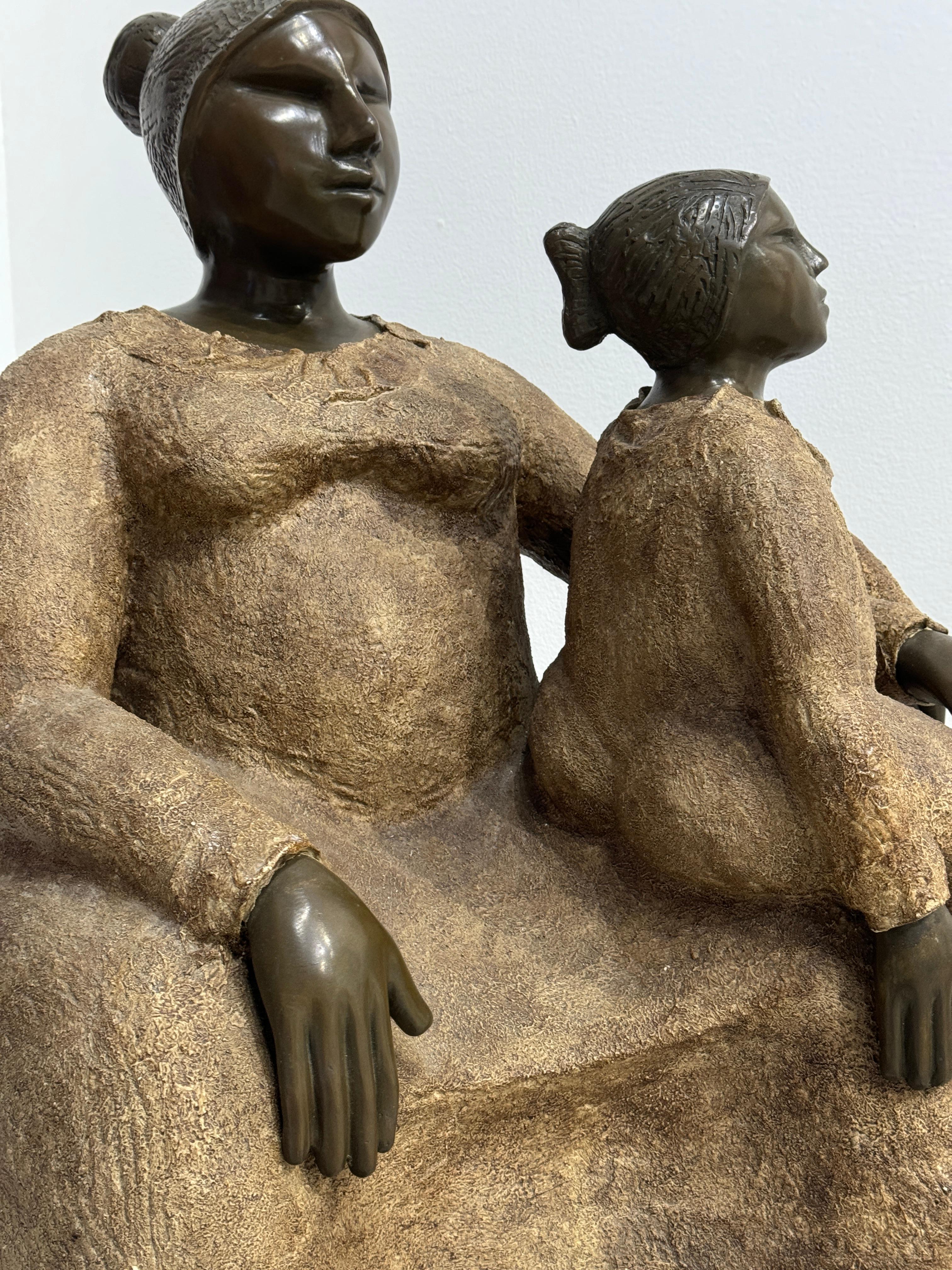 Scultura in bronzo seduta sulla panchina 3