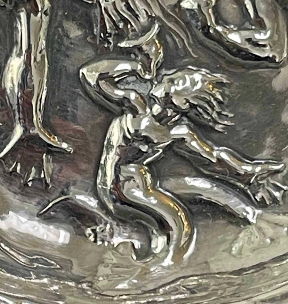 „Neptune und seine Kompositionen“, Art-Déco-Weinuntersetzer aus Silber mit mythologischer Szene, Mythologischer Szene (Art déco) im Angebot