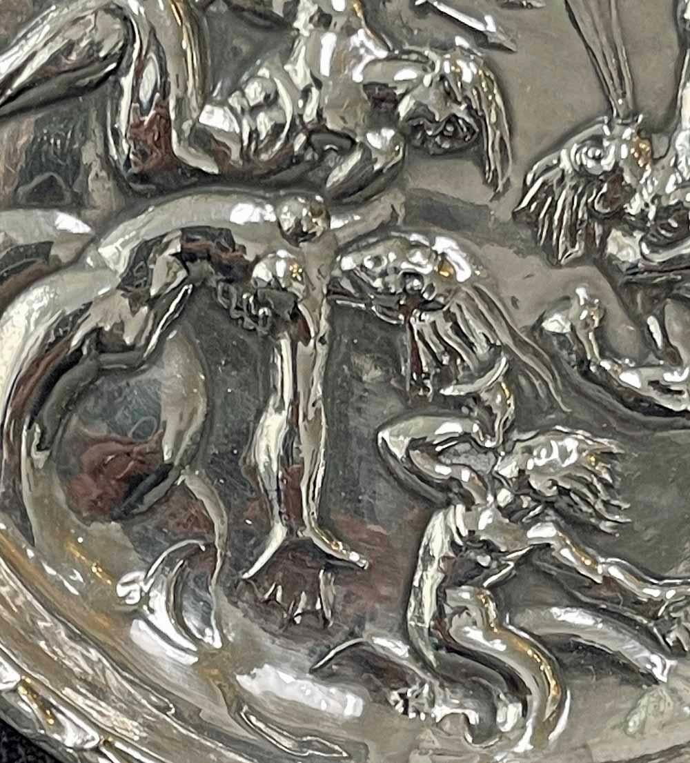 „Neptune und seine Kompositionen“, Art-Déco-Weinuntersetzer aus Silber mit mythologischer Szene, Mythologischer Szene (Geformt) im Angebot