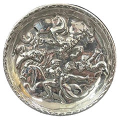 "Neptuno y sus compañeros", posavasos Art Decó de plata con escena mitológica
