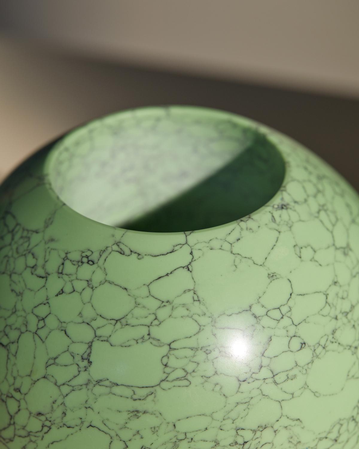 Vaso Neptune in Pistacchio, marmo frantumato e resina, di Colours of JoYE in vendita 4