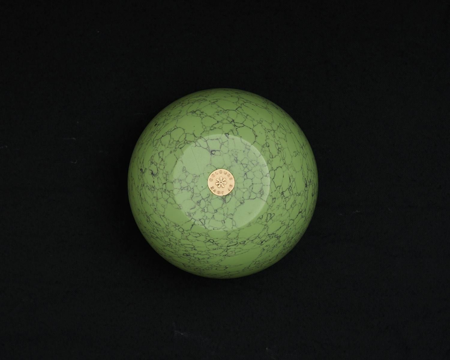 Intagliato Vaso Neptune in Pistacchio, marmo frantumato e resina, di Colours of JoYE in vendita