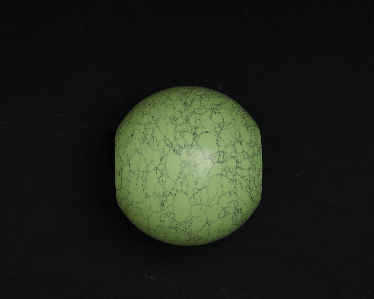 Vaso Neptune in Pistacchio, marmo frantumato e resina, di Colours of JoYE In condizioni Nuovo in vendita a New York, NY