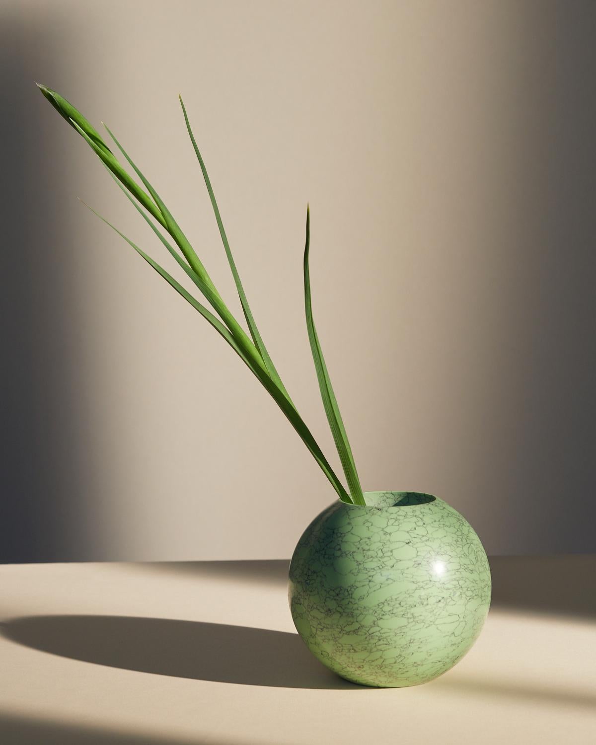 XXI secolo e contemporaneo Vaso Neptune in Pistacchio, marmo frantumato e resina, di Colours of JoYE in vendita