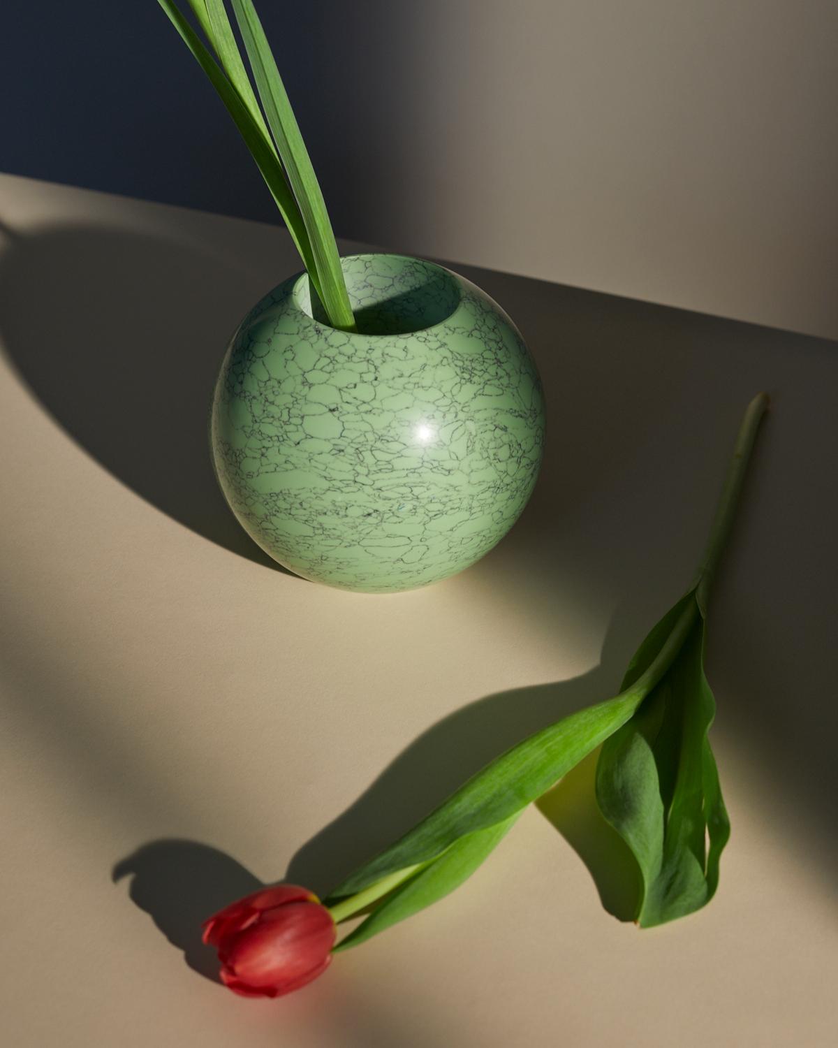Vaso Neptune in Pistacchio, marmo frantumato e resina, di Colours of JoYE in vendita 1