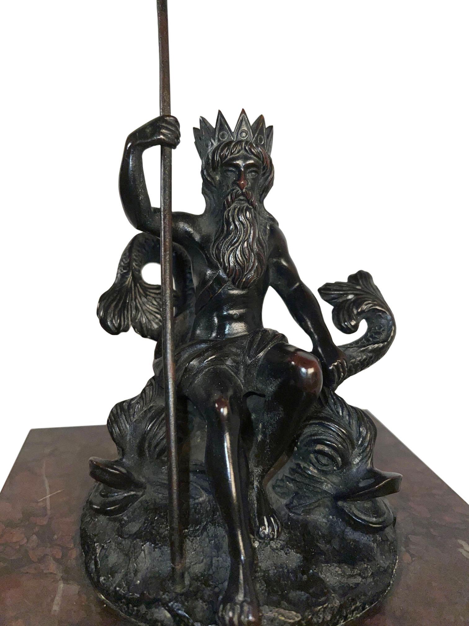 Figura in bronzo di Nettuno con due delfini montata su una base in marmo di ottima qualità. Circa 1850, Francia.  