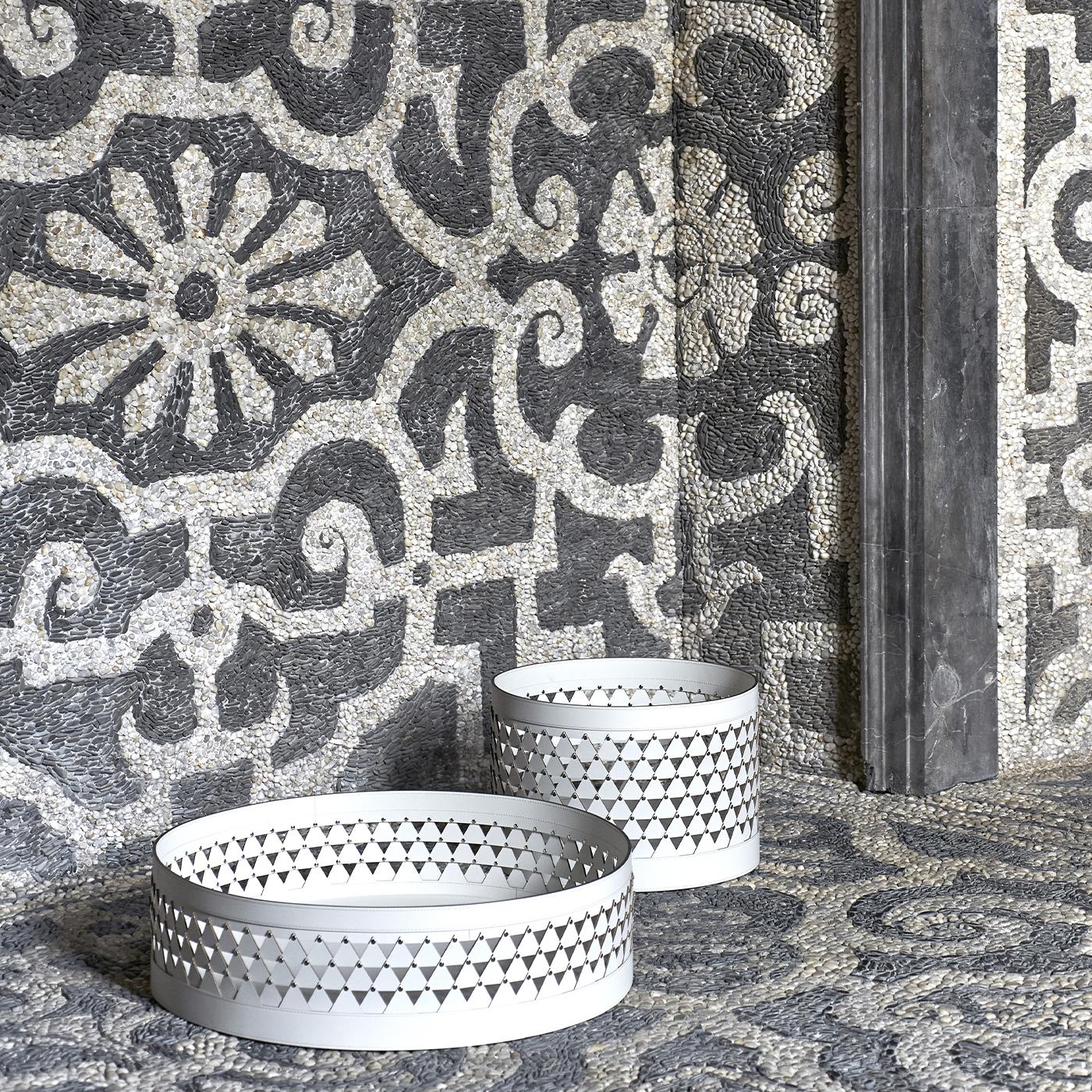 Il cesto rotondo Nereide 45 di Studiopepe è caratterizzato da una sorprendente trama a rombi che crea effetti dinamici di luce e ombra per tutto il giorno. Il suo design delicato ma strutturato aggiunge un'eleganza silenziosa a qualsiasi ambiente,