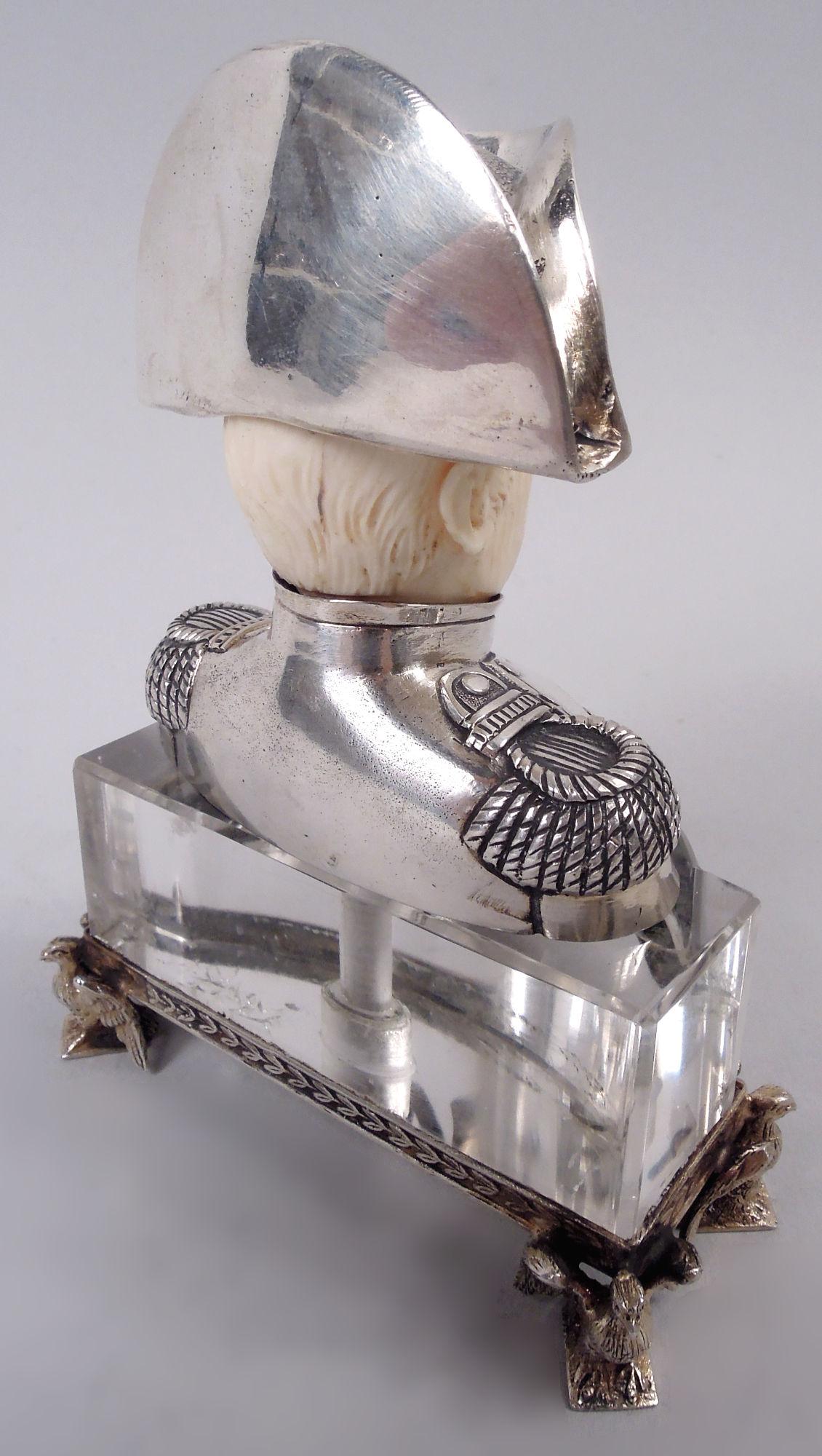 Busto in argento tedesco 800 di Napoleone I, 1900 circa. Sotto un semplice bicorne c'è un volto espressivo della volontà di costruire un impero. Basato sulla statua di Charles Émile Seurre che veglia agli Invalides. Un formidabile compagno da