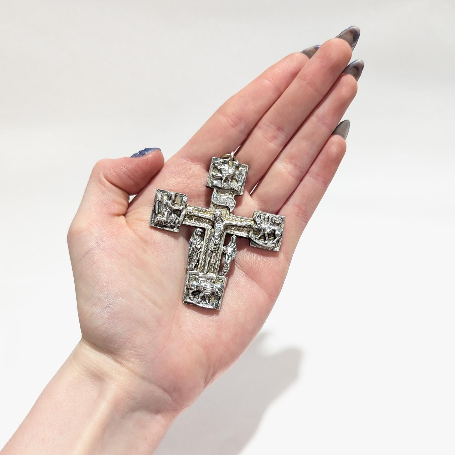 Un bel crocifisso o croce d'argento in stile Gothic Revival.

In argento sterling.

Di Neresheimer & Sohne di Hanau, Germania. 

Nella forma di Cristo sulla croce - con una targa dell'I.N.R.I sopra la testa e i 4 animali del tetramorfo cristiano a