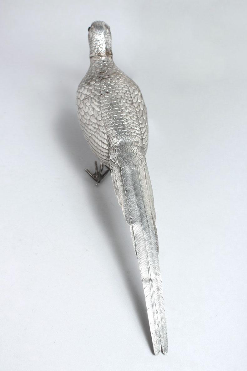 Dutch Pheasant Sterling Silver Shaker in einer sehr realistischen Weise gemacht. Fein ziselierte Details geben das Gefieder und die anatomischen Merkmale des Vogels wieder. Es ist eine sehr naturalistische Einstellung. Der Kopf dient als Stopfen des