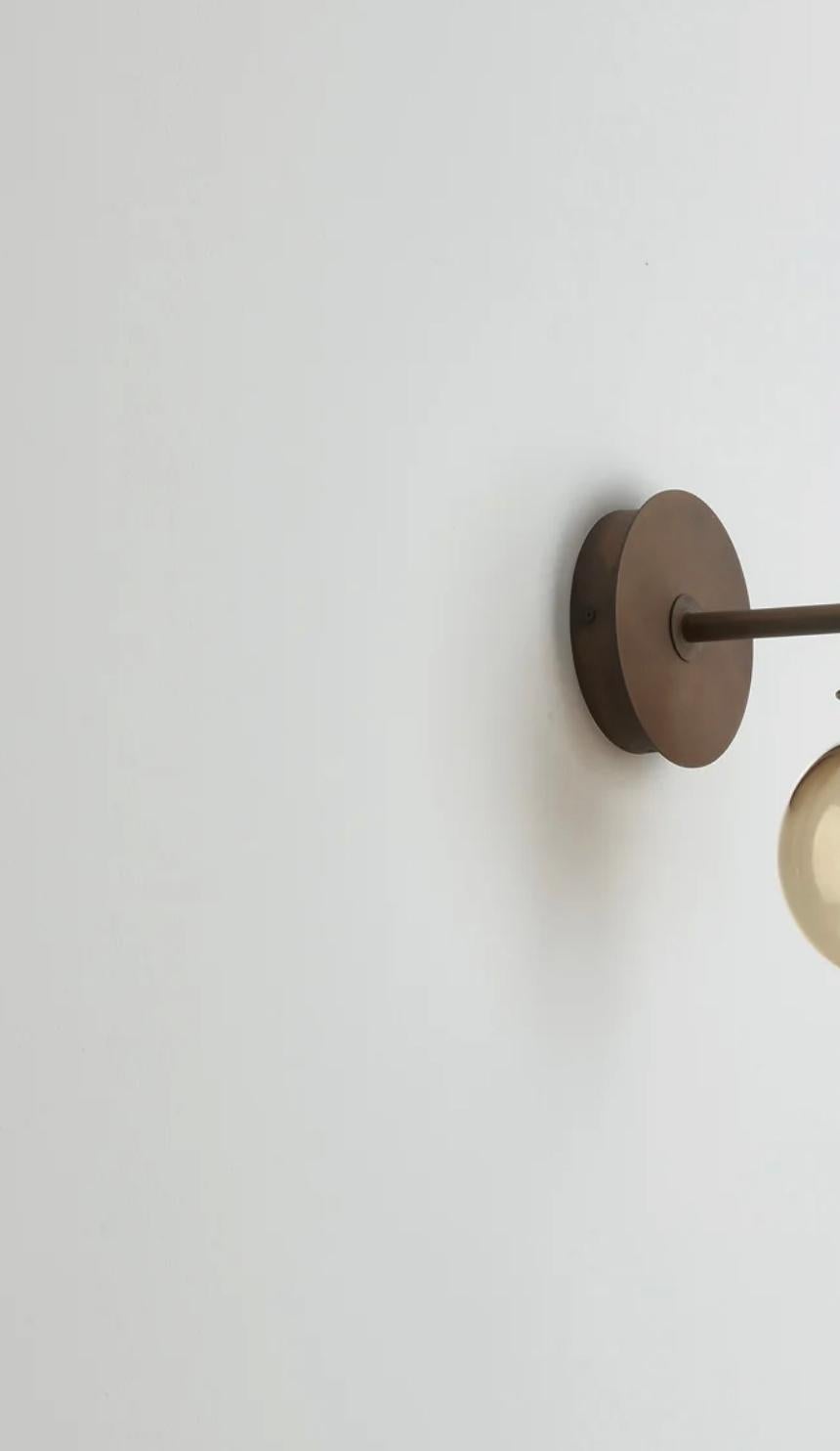 Neri & Hu Bai A Di Di Aplique Difusor De Cristal De Bronce Y Ámbar Para Parachilna Siglo XXI y contemporáneo en venta