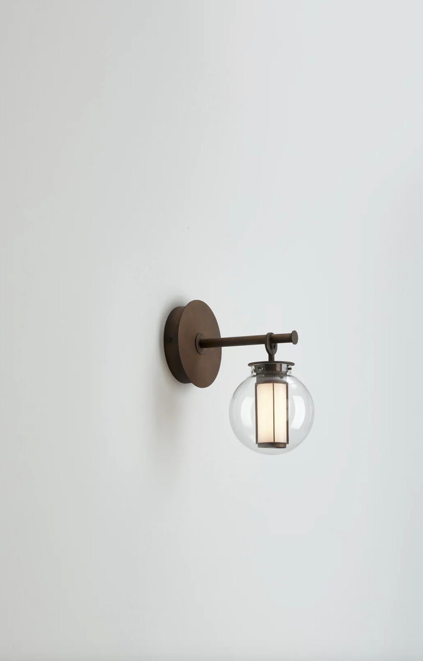 Neri & Hu Bai A Di Di Bronzo Diffusore di vetro trasparente Lampada da parete per Parachilna 

Questa collezione si ispira alle tradizionali lanterne cinesi. Questa versione, tuttavia, è molto sofisticata. Realizzato con una struttura metallica in