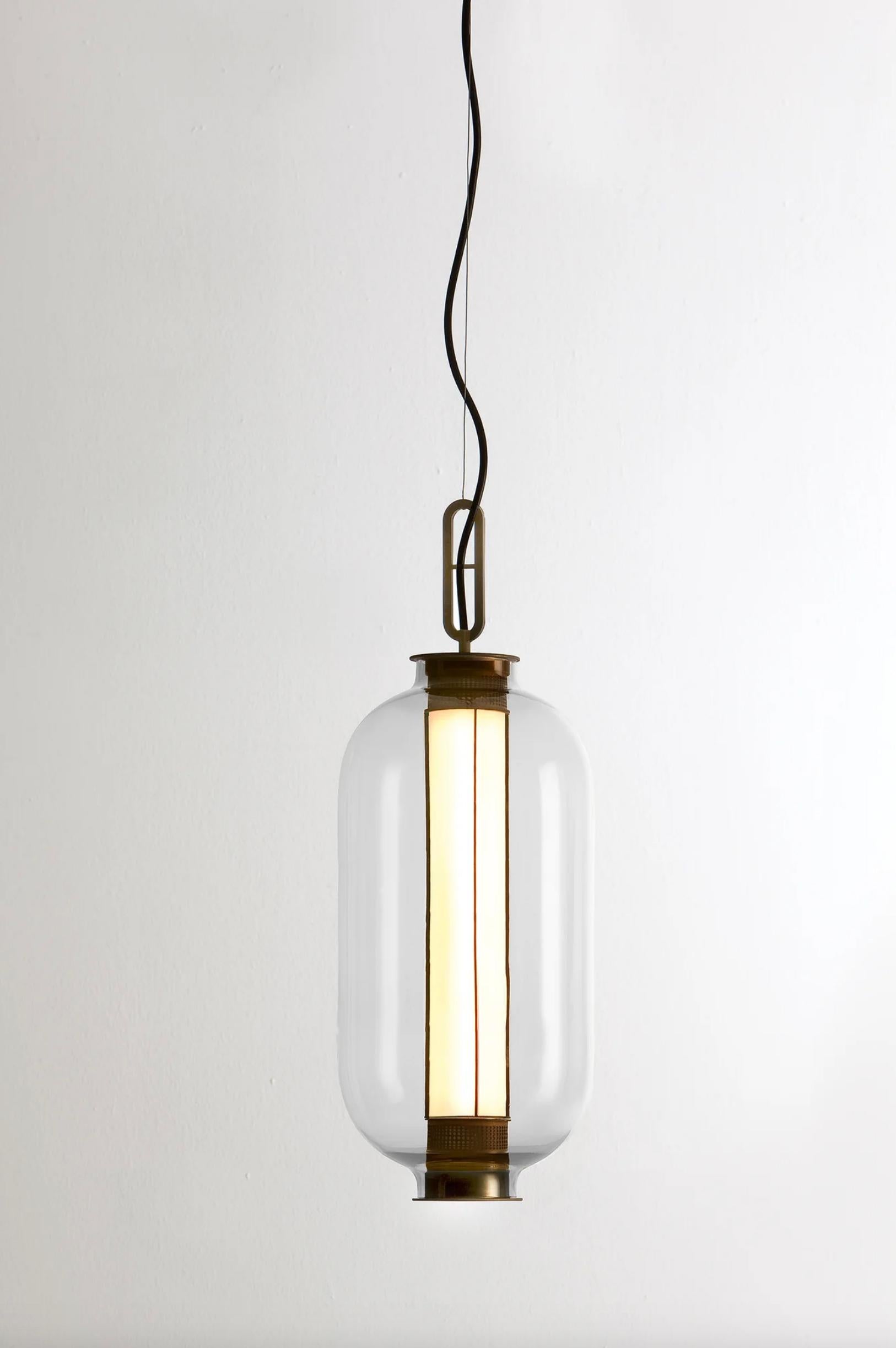 Neri & Hu Bai T Ba Ba Bronzo - Lampada a sospensione con diffusore in vetro trasparente per Parachilna 

Questa collezione si ispira alle tradizionali lanterne cinesi. Questa versione, tuttavia, è molto sofisticata. Realizzato con una struttura