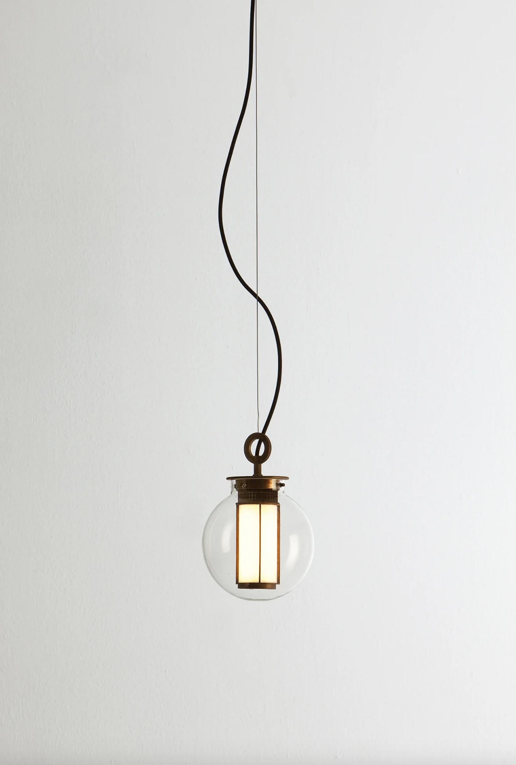 Neri & Hu Bai T Di Di Bronzo Diffusore in vetro trasparente Lampada a Sospensione Per Parachilna 

Questa collezione si ispira alle tradizionali lanterne cinesi. Questa versione, tuttavia, è molto sofisticata. Realizzato con una struttura metallica