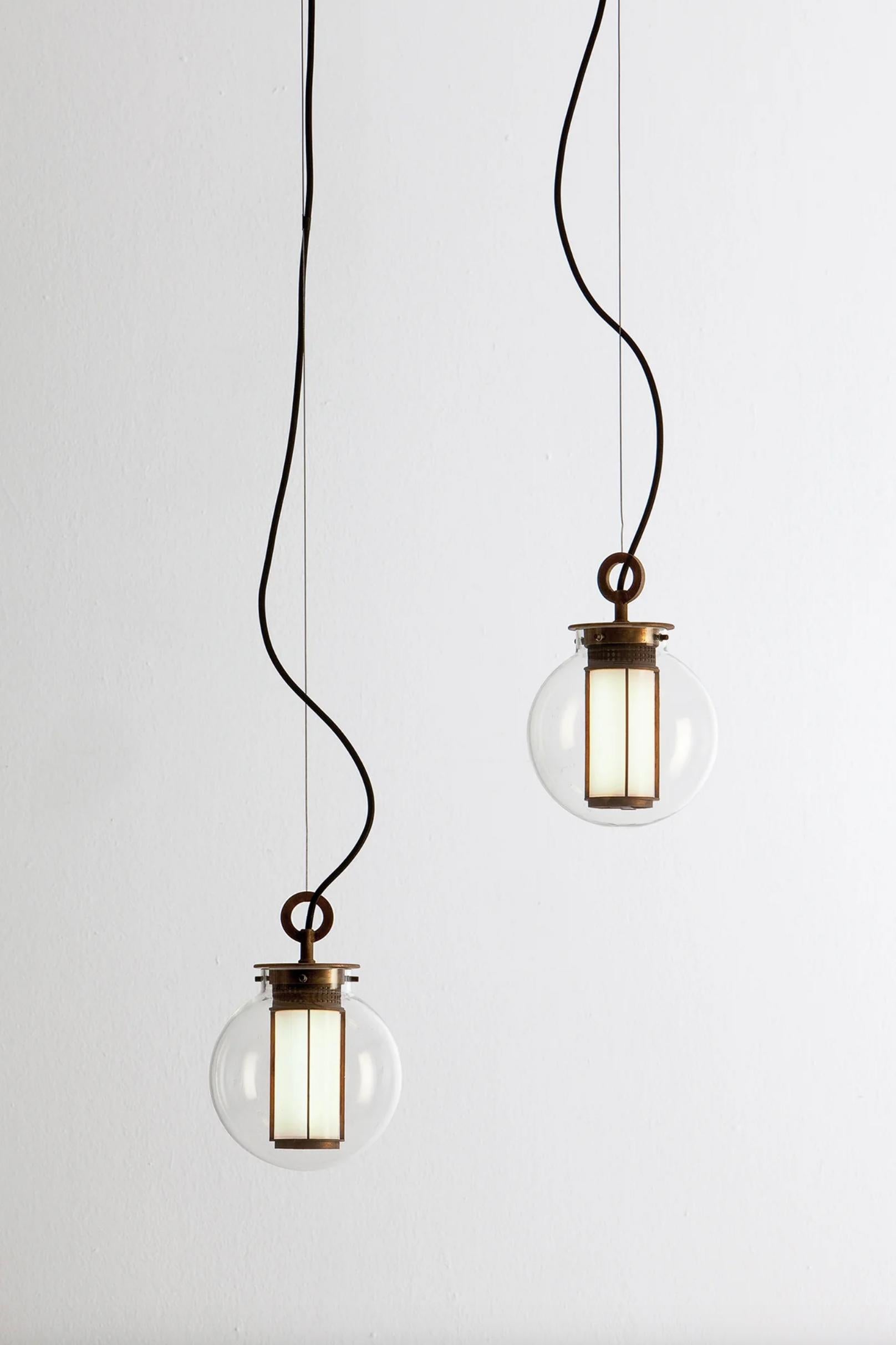 Neri & Hu Set di due lampade a sospensione con diffusore in vetro trasparente Bai Di Di in bronzo per Parachilna 

Questa collezione si ispira alle tradizionali lanterne cinesi. Questa versione, tuttavia, è molto sofisticata. Realizzato con una