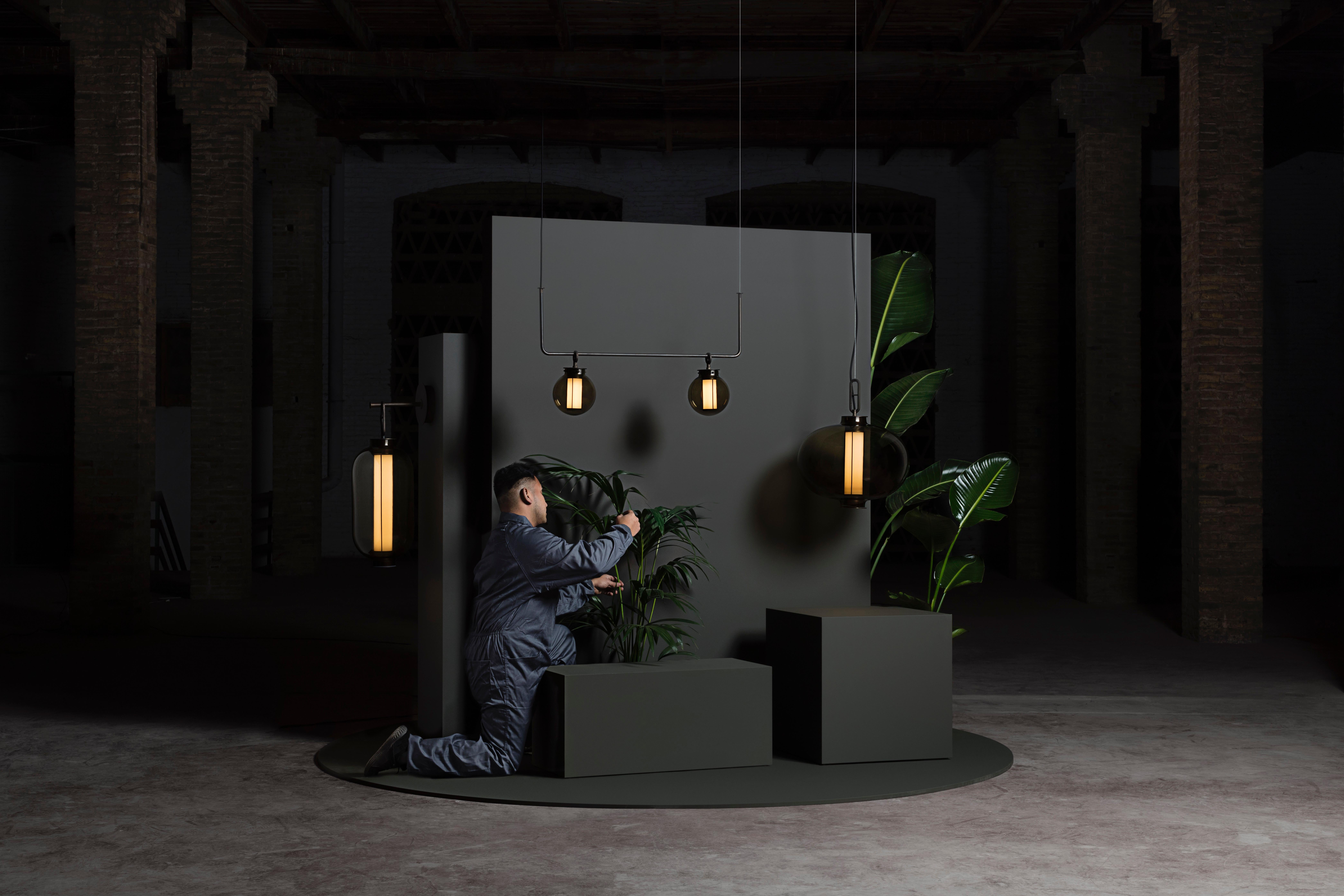 Acciaio Neri & Hu BAI T Lampadario Bronzo - Diffusore in vetro trasparente per Parachilna in vendita