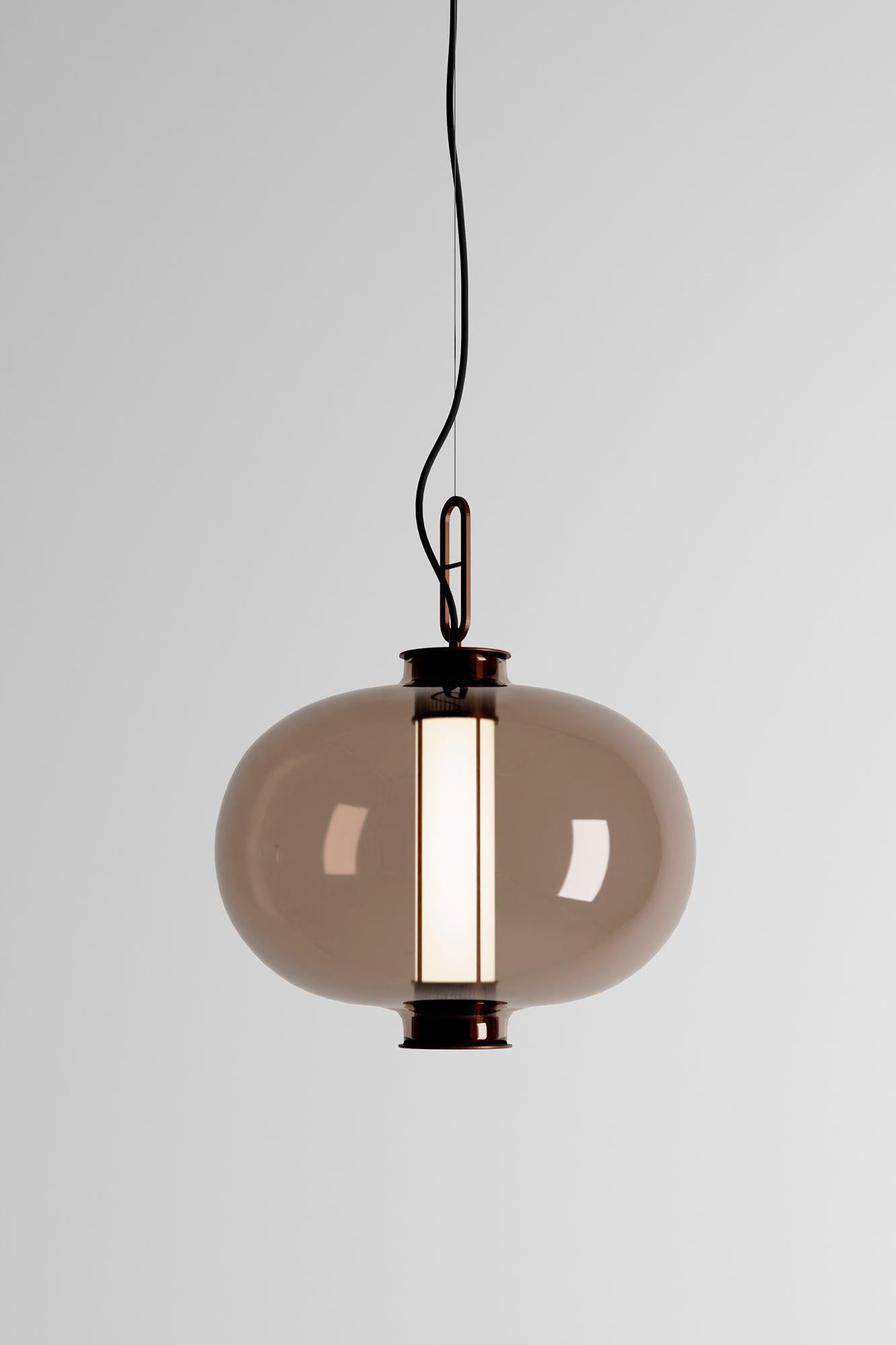 BAI T MA MA 

Lampada a sospensione, modello BAI T MA MA, disegnata da Neri & Hu nel 2014. 
Prodotto da Parachilna. 

Questa collezione si ispira alle tradizionali lanterne cinesi. Questa versione, tuttavia, è molto sofisticata. Realizzato con una
