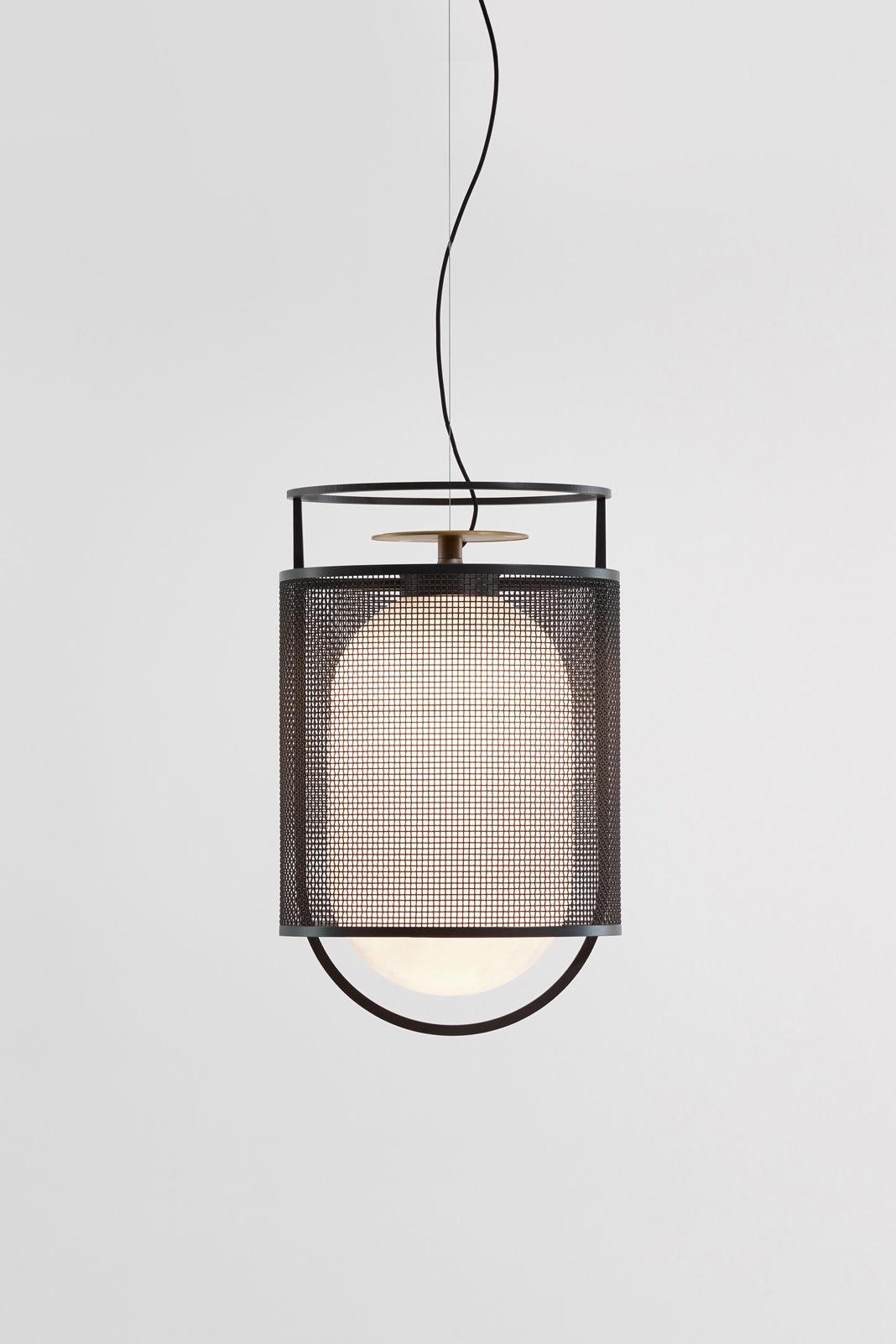 DENGLONG T GR

Tough and ambitious collection. Big, sturdy and suitable for indoors as well as outdoors (IP65). All of these while maintaining an intrinsic beauty.

Suspension lamp. Anthracite lacquered aluminium structure and steel mesh. Top disc