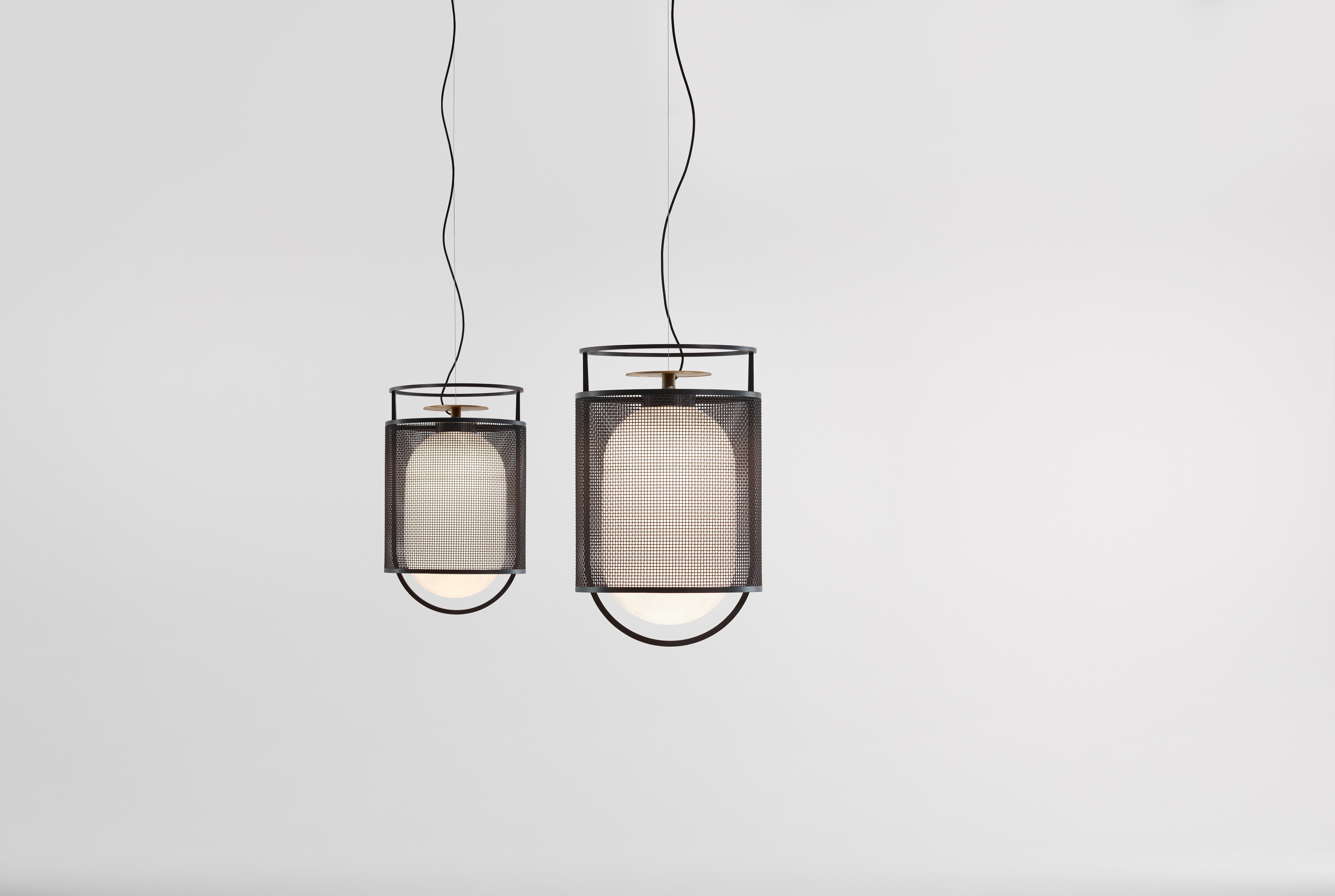 DENGLONG T PE


Lampada a sospensione. Struttura in alluminio laccato antracite e rete in acciaio. Disco superiore in alluminio laccato oro. Diffusore in fibra di vetro. Modulo LED incluso e dimmerabile con dimmer a taglio di fase.
Collezione