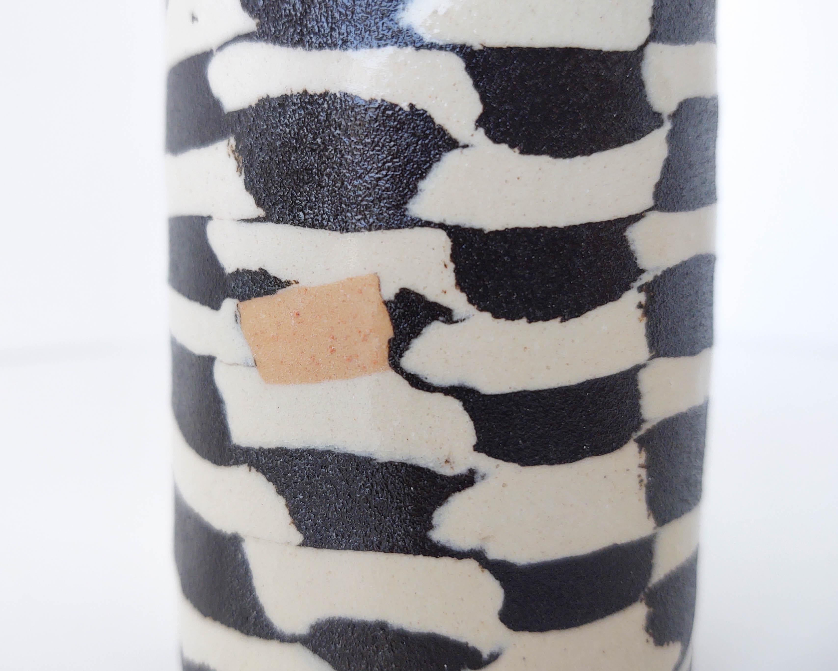 Vase aus karierter Keramik mit pfirsichfarbenem Akzent von Fizzy Ceramics, Nerikomi im Angebot 4