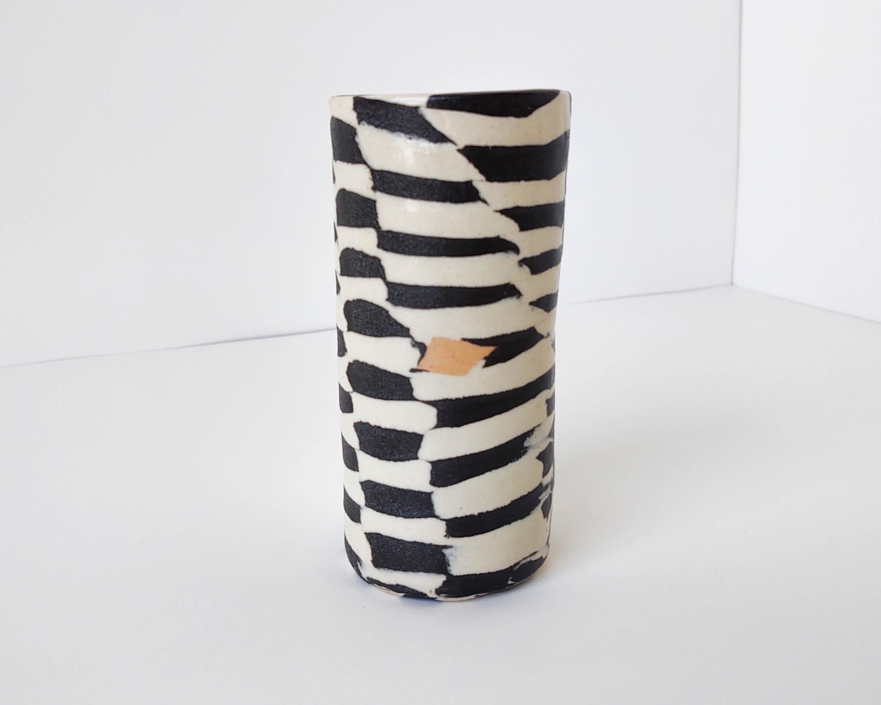 Handgefertigte Nerikomi-Vase aus drei Arten von Ton. Hergestellt und gebrannt in Los Angeles von Fizzy Ceramics im Jahr 2020. Außen und innen klar glasiert. Die bis zum Oxidationsgrad 5 gebrannten Stücke sind wasserdicht und können als Vase für