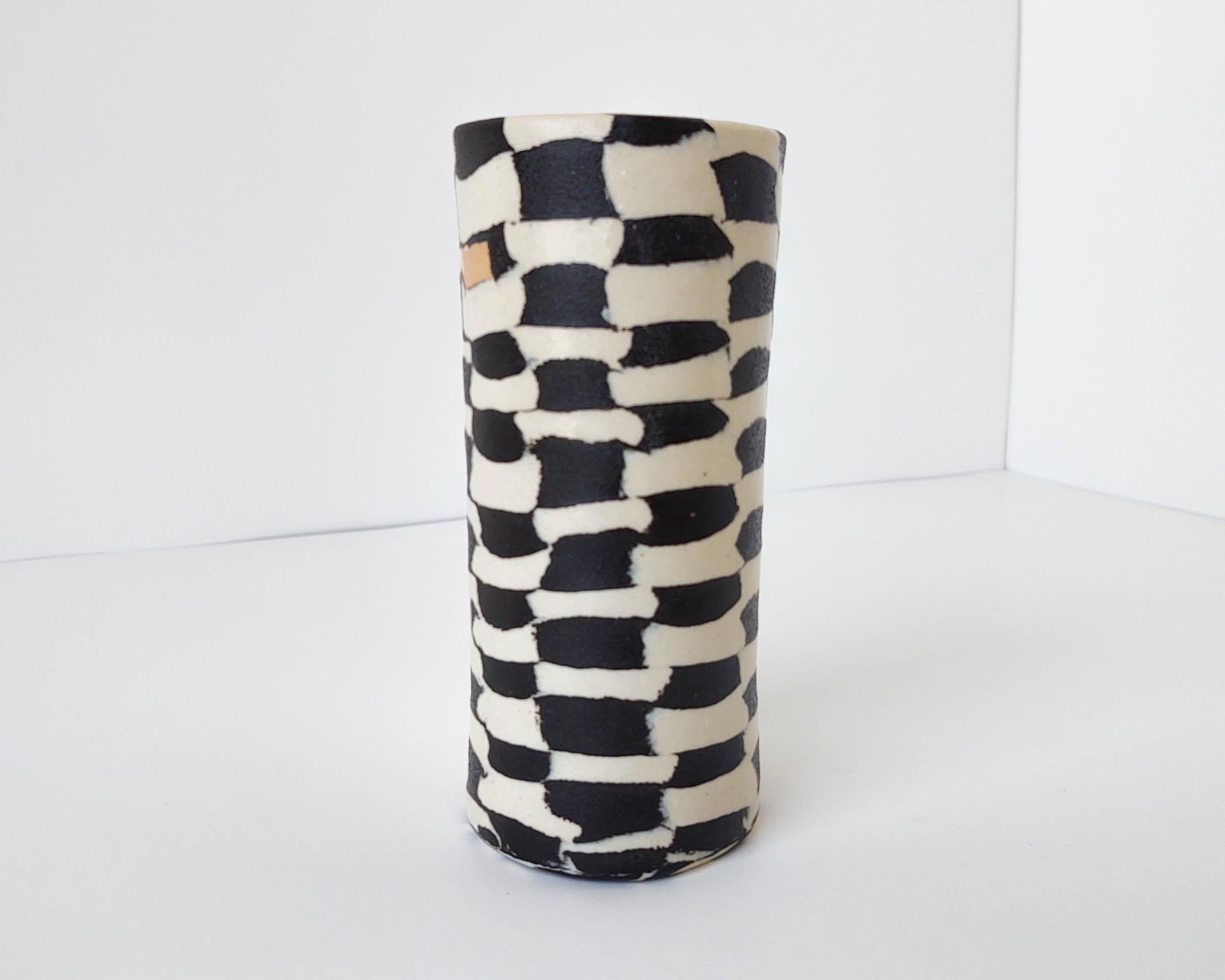 Vase aus karierter Keramik mit pfirsichfarbenem Akzent von Fizzy Ceramics, Nerikomi (Organische Moderne) im Angebot