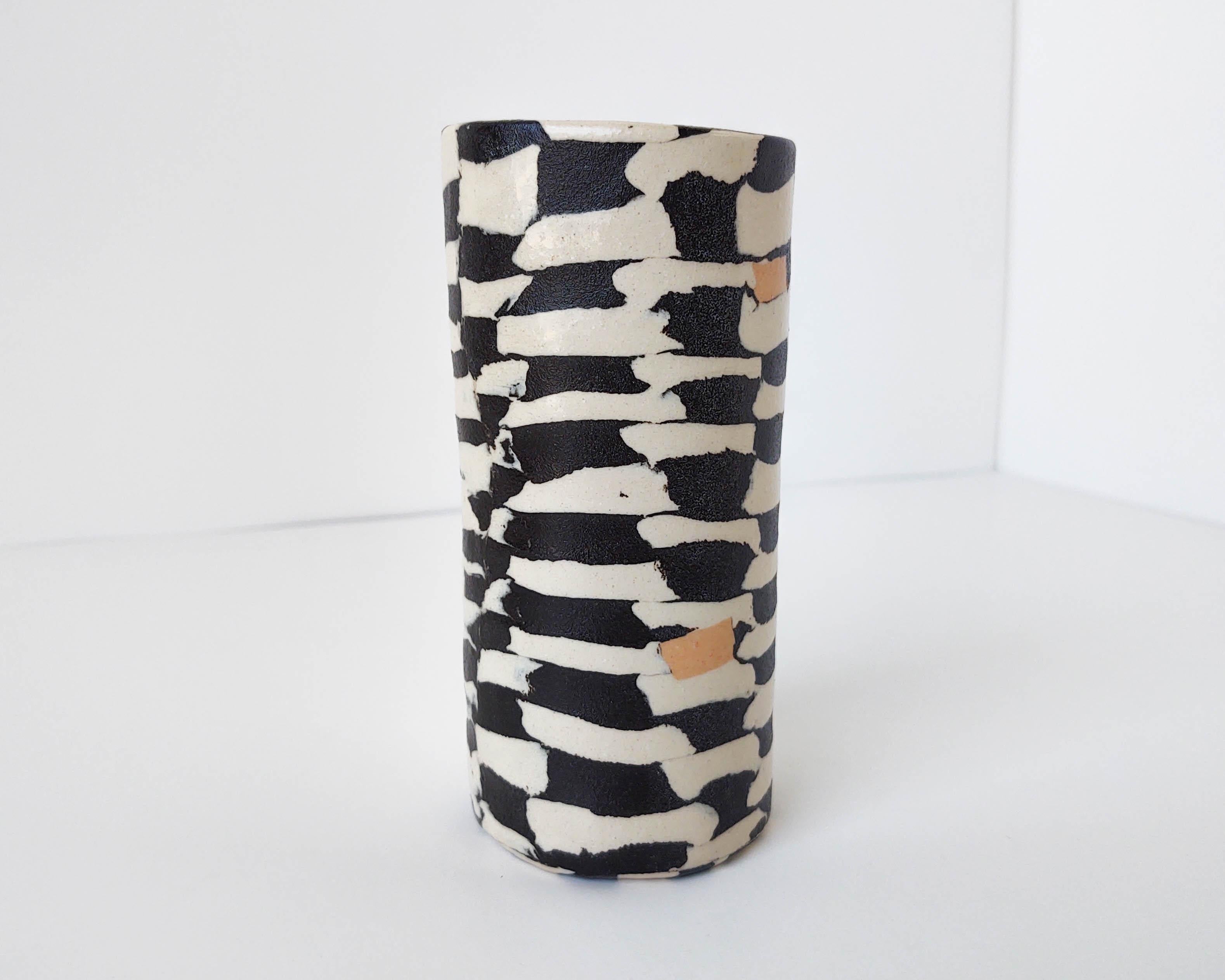 Vase aus karierter Keramik mit pfirsichfarbenem Akzent von Fizzy Ceramics, Nerikomi (Sonstiges) im Angebot