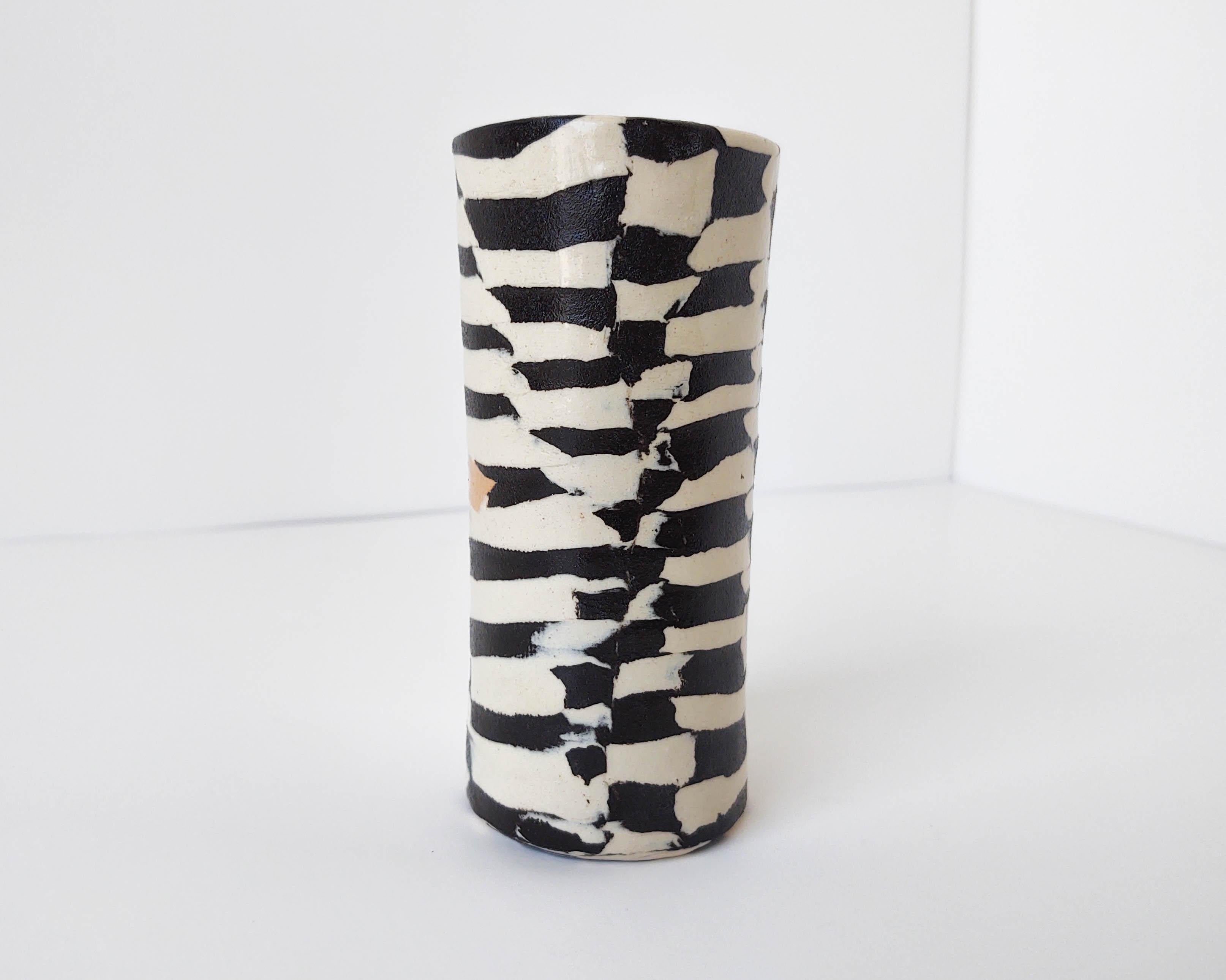 Vase aus karierter Keramik mit pfirsichfarbenem Akzent von Fizzy Ceramics, Nerikomi im Zustand „Neu“ im Angebot in Hawthorne, CA