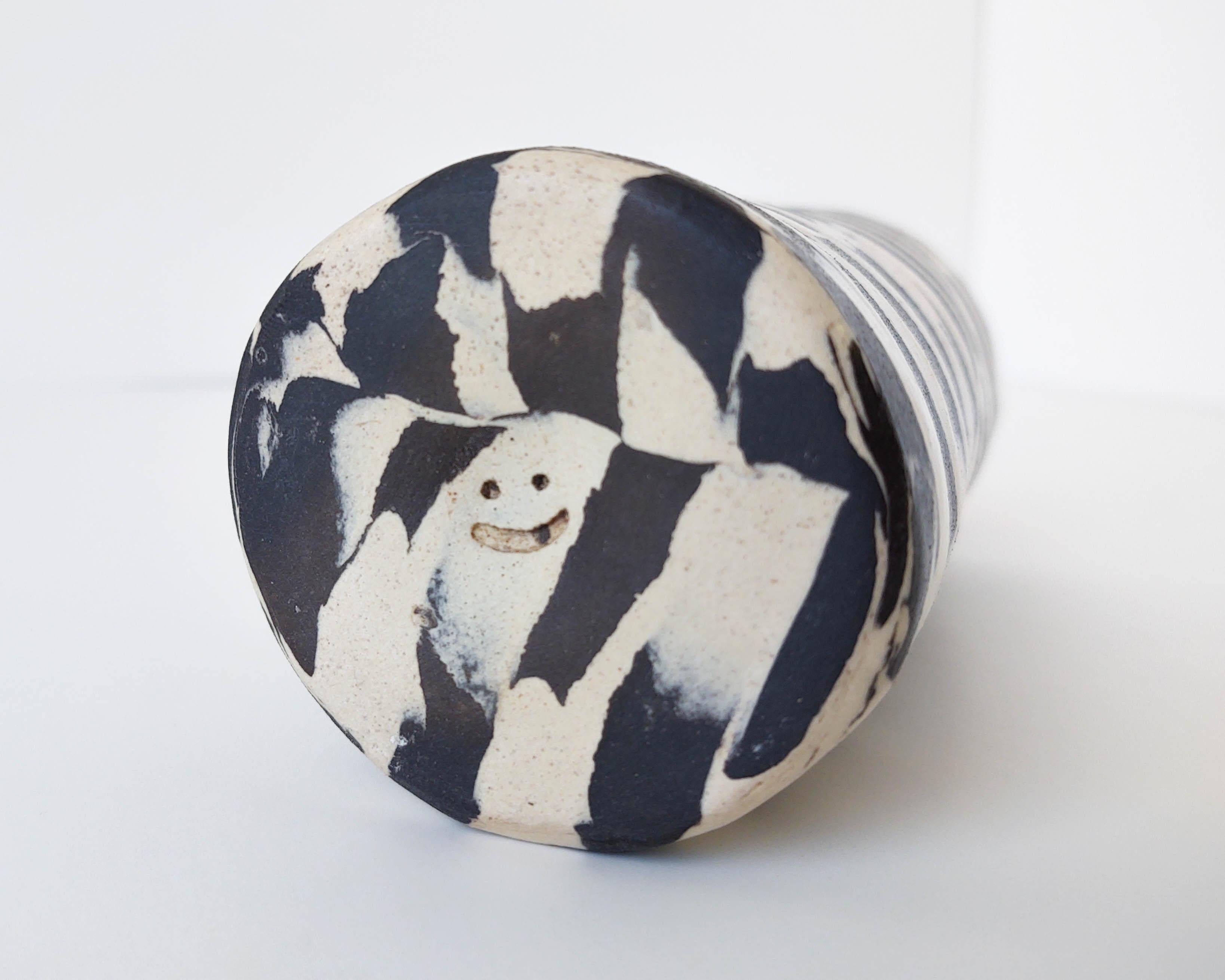 Vase aus karierter Keramik mit pfirsichfarbenem Akzent von Fizzy Ceramics, Nerikomi (21. Jahrhundert und zeitgenössisch) im Angebot