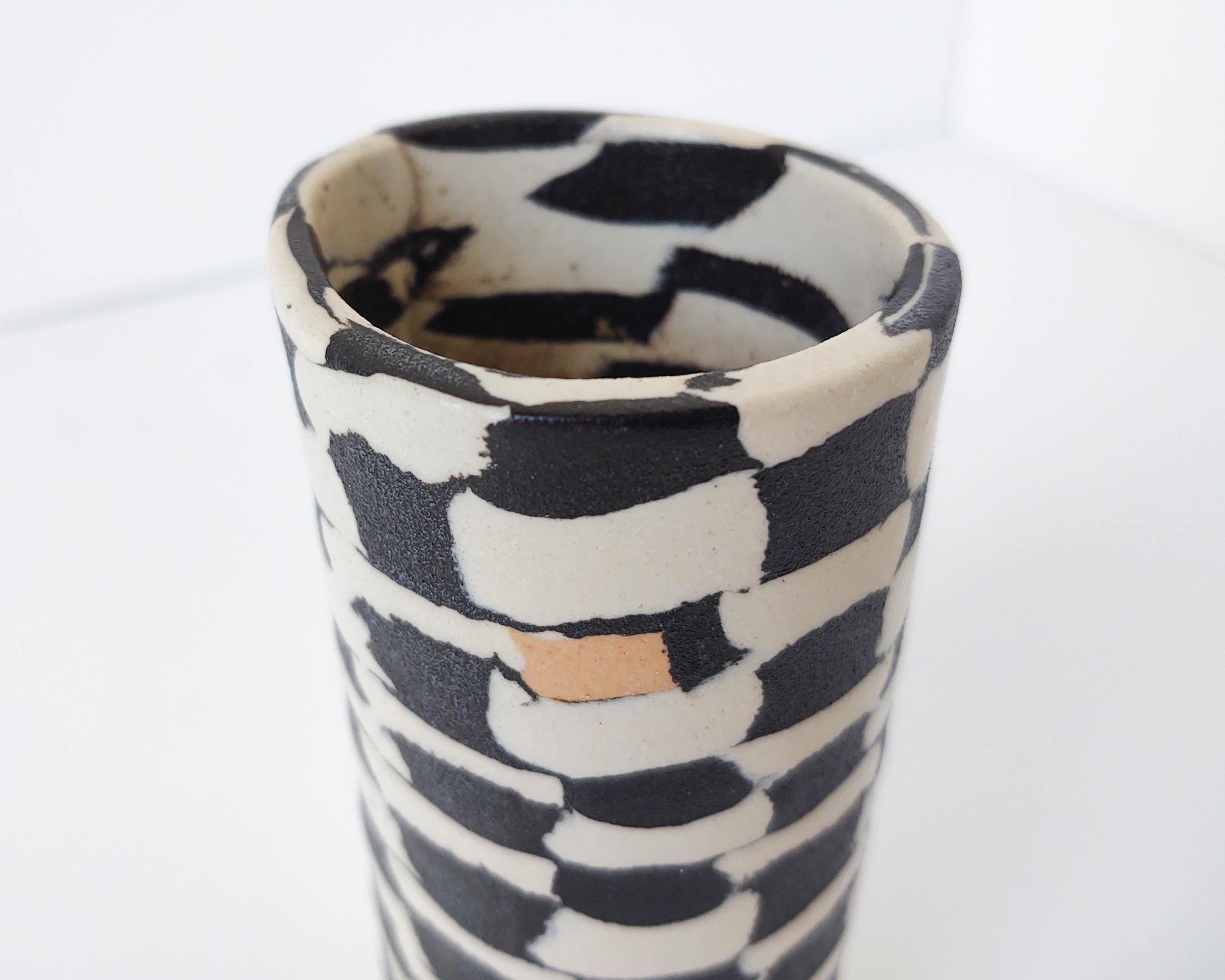 Vase aus karierter Keramik mit pfirsichfarbenem Akzent von Fizzy Ceramics, Nerikomi im Angebot 3
