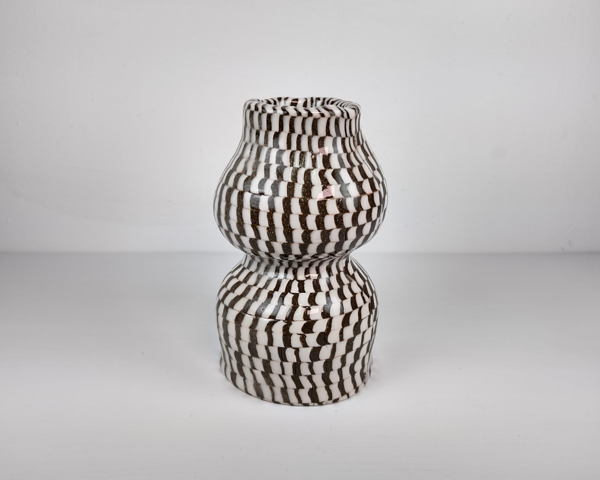 Nerikomi Karierte, organische, moderne, handgefertigte Vase von Fizzy Ceramics  (Organische Moderne) im Angebot