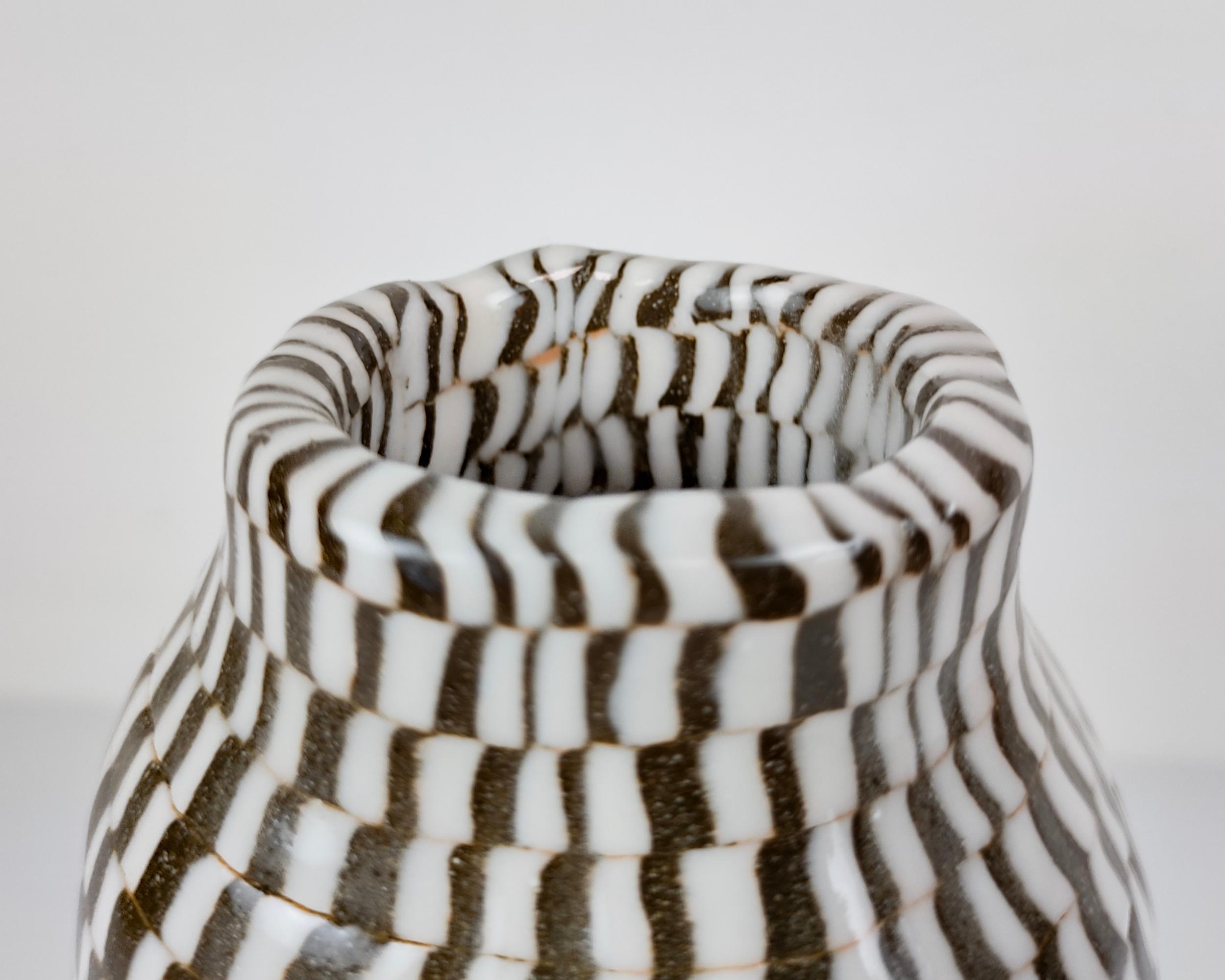 Américain Vase moderne organique pincé à carreaux Nerikomi, fait à la main, par Fizzy Ceramics  en vente