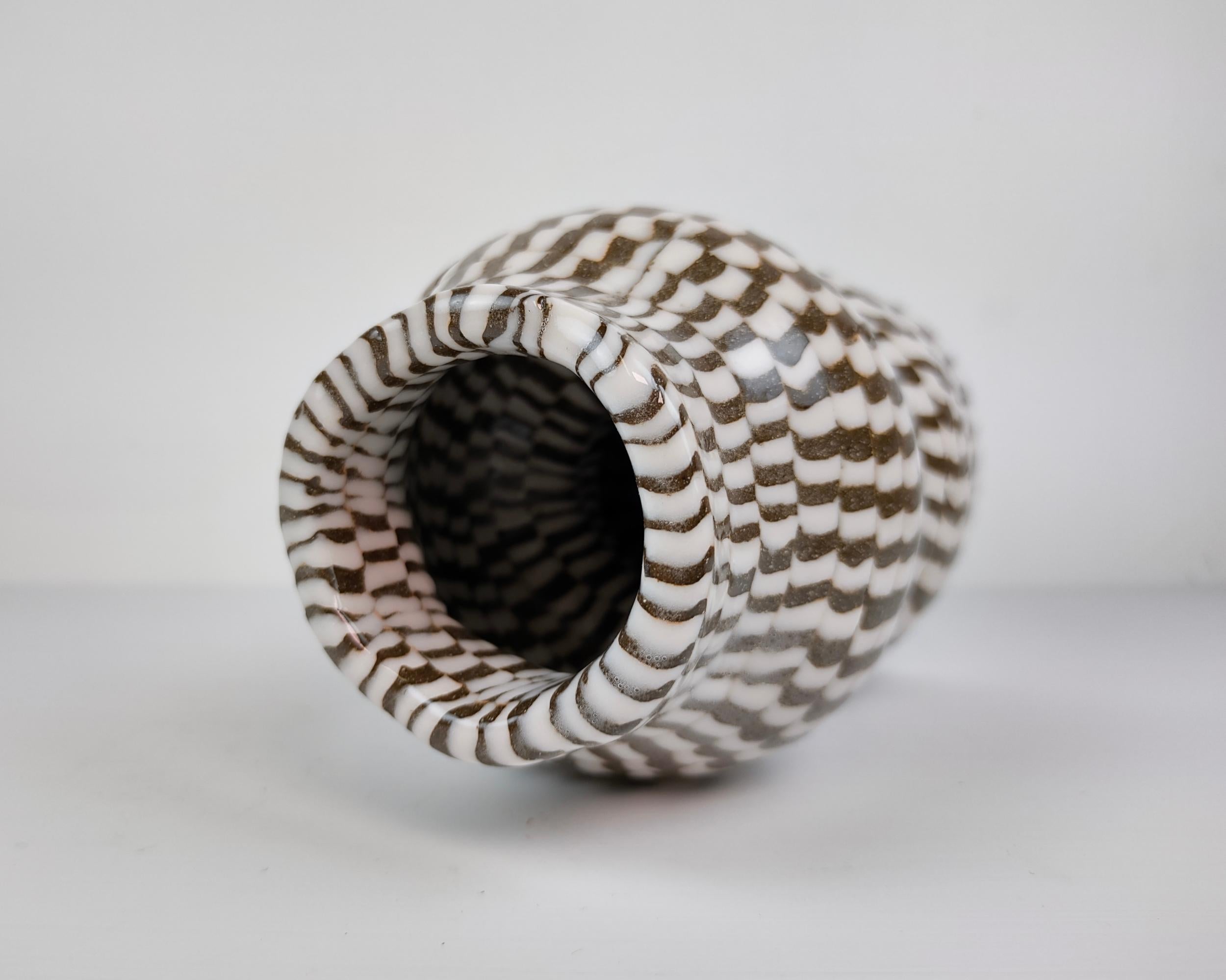 Céramique Vase moderne organique pincé à carreaux Nerikomi, fait à la main, par Fizzy Ceramics  en vente