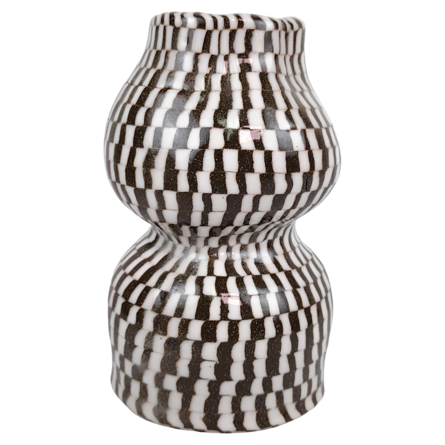 Vase moderne organique pincé à carreaux Nerikomi, fait à la main, par Fizzy Ceramics  en vente