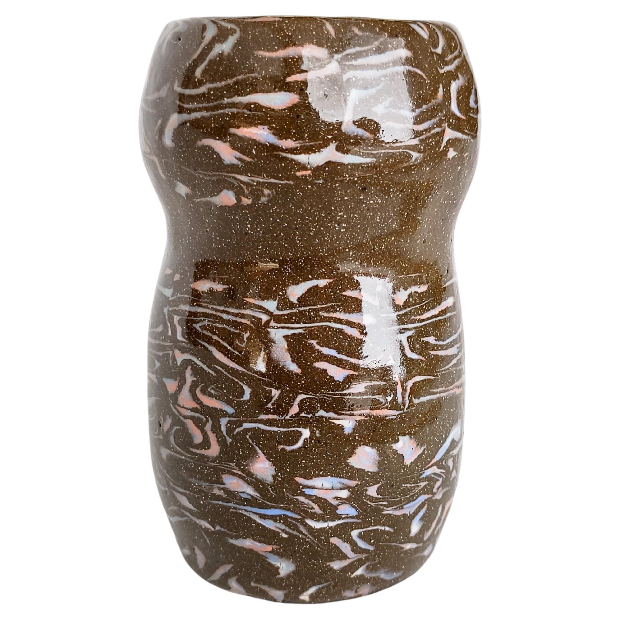 Nerikomi Sandy Brown mit Regenbogenschnörkeln Keramikvase von Fizzy Ceramics
