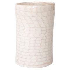 Vase von Fizzy Ceramics mit weißen Bändern und orangefarbenem Gitter