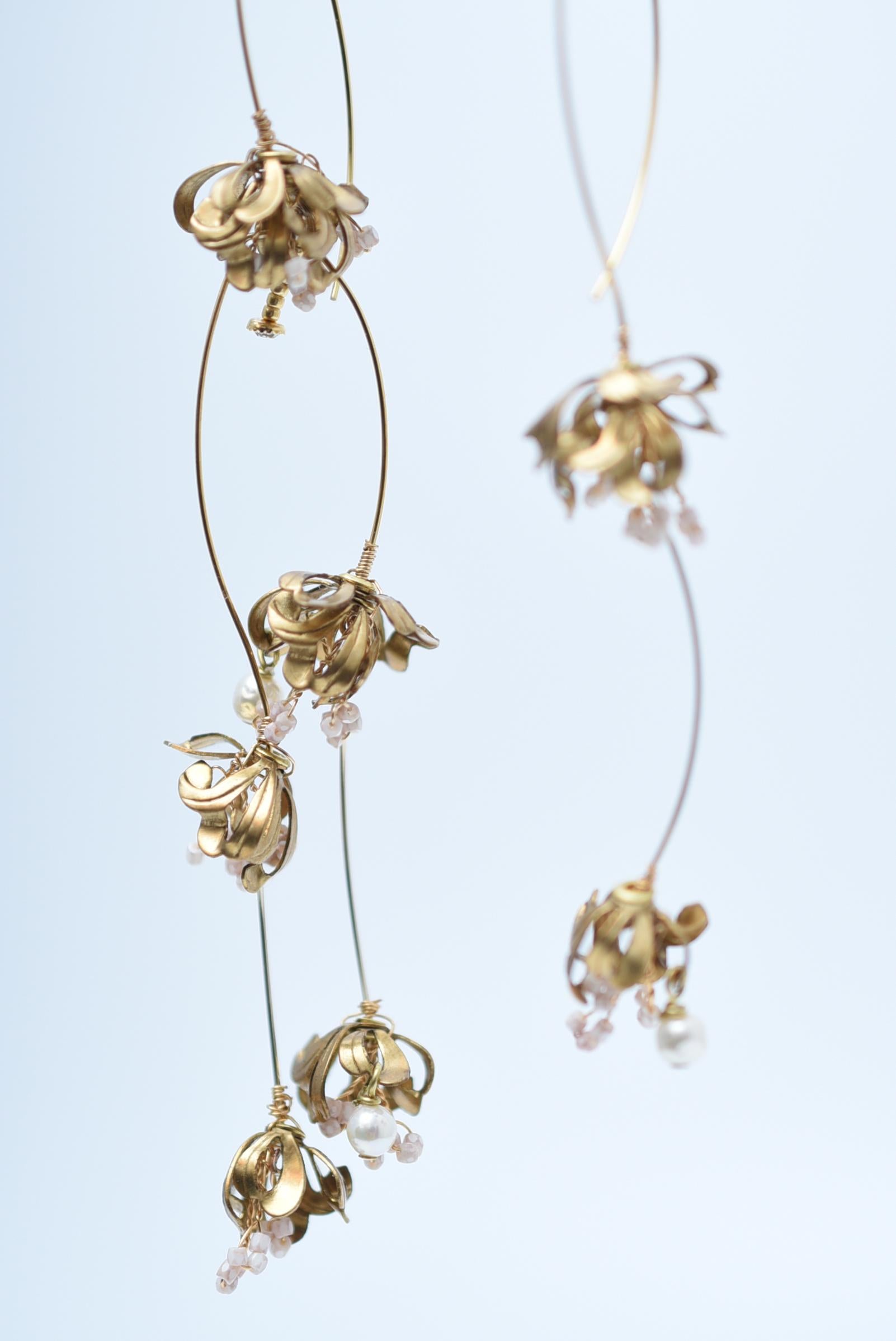material:Brass, Vintage 1970s Japanese glass pearls,swarovski,1970s vintage parts
size:length 13cm

These fashionable earrings have a generous length of 13 cm and asymmetry.
The mobiles sway around your face for special occasions, but also for
