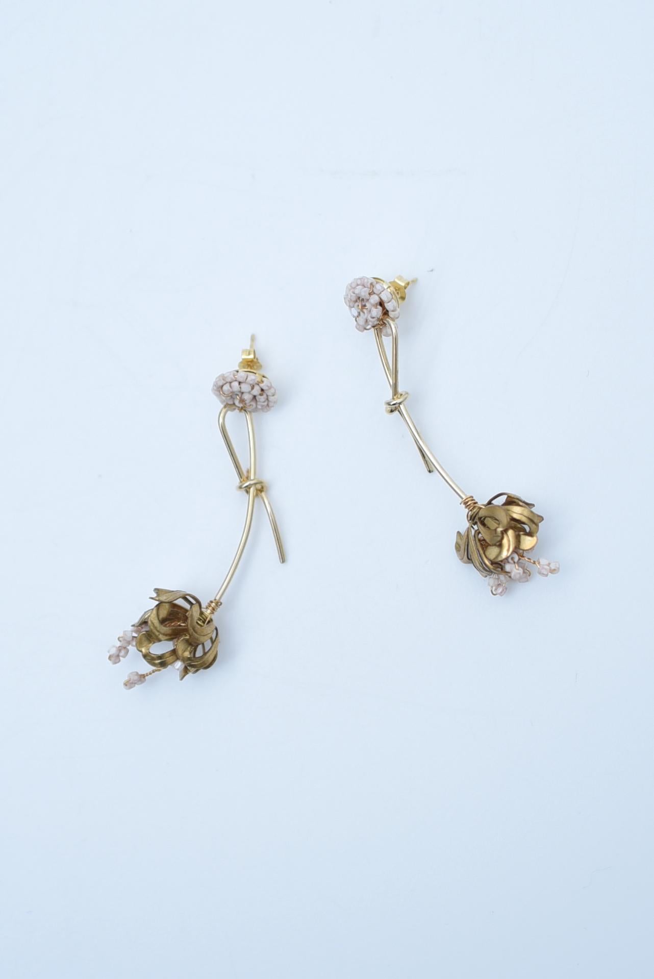 material:Brass, Vintage 1970s Japanese glass pearls,swarovski,1970s vintage parts, stainless
size:length 5.5cm


Lovely earrings with a ribbon tied around the earring.
The ribbon is fixed to the top and does not swing widely, so there is no risk of