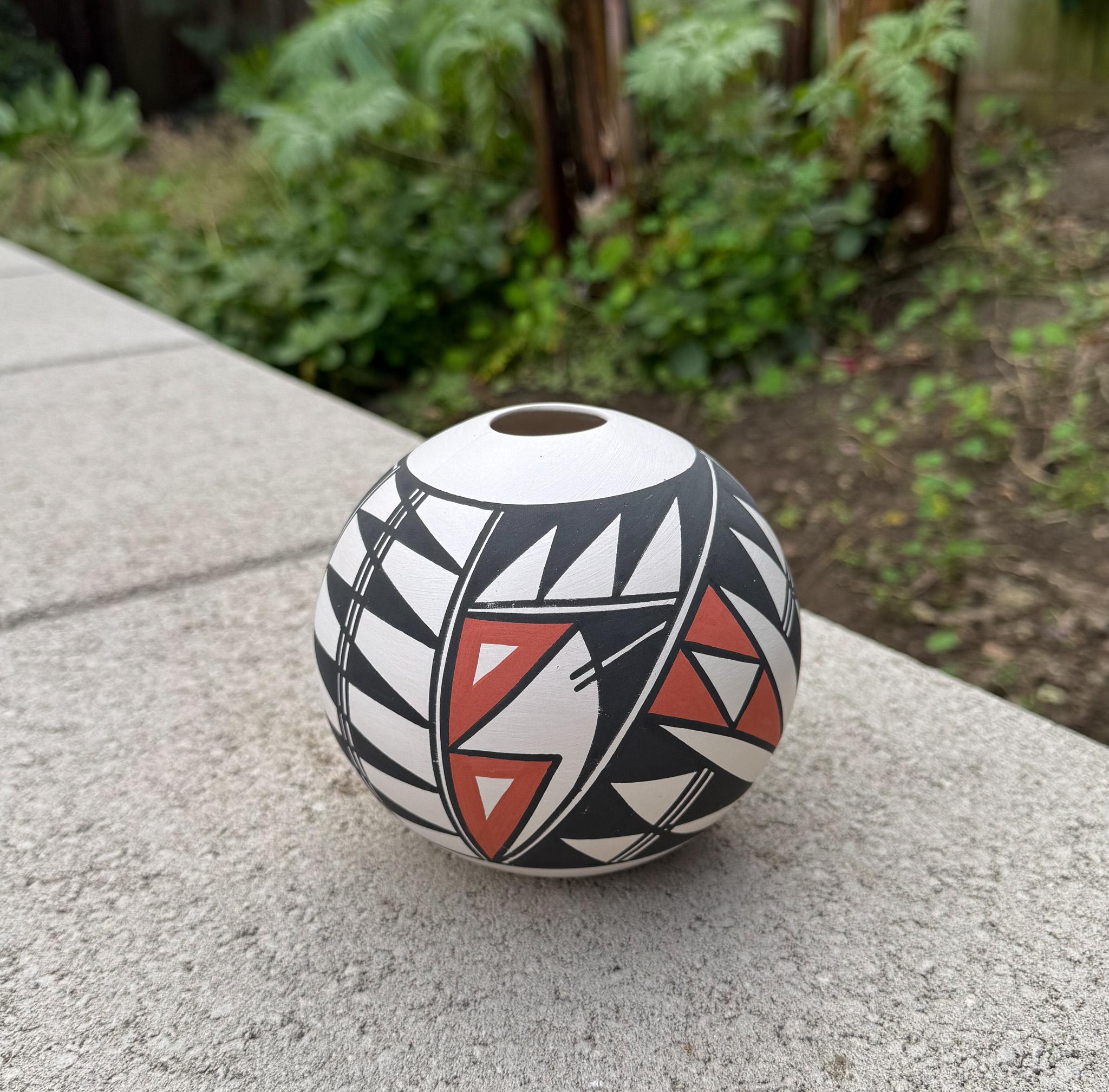 Nerissa Victorino Acoma Pottery Vase, New Mexico, 20th Century For Sale 4