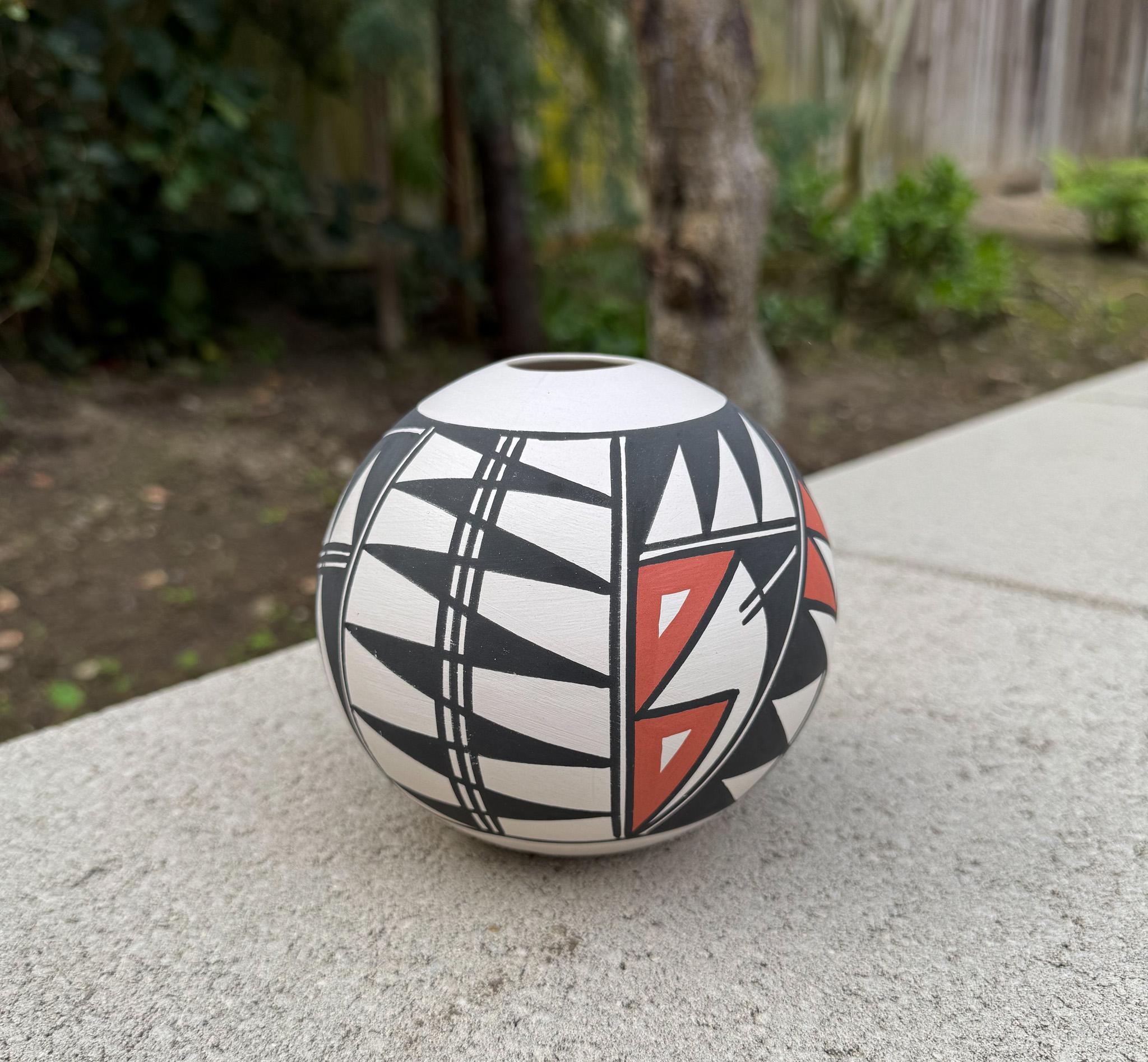Nerissa Victorino Acoma Pottery Vase, New Mexico, 20th Century For Sale 5