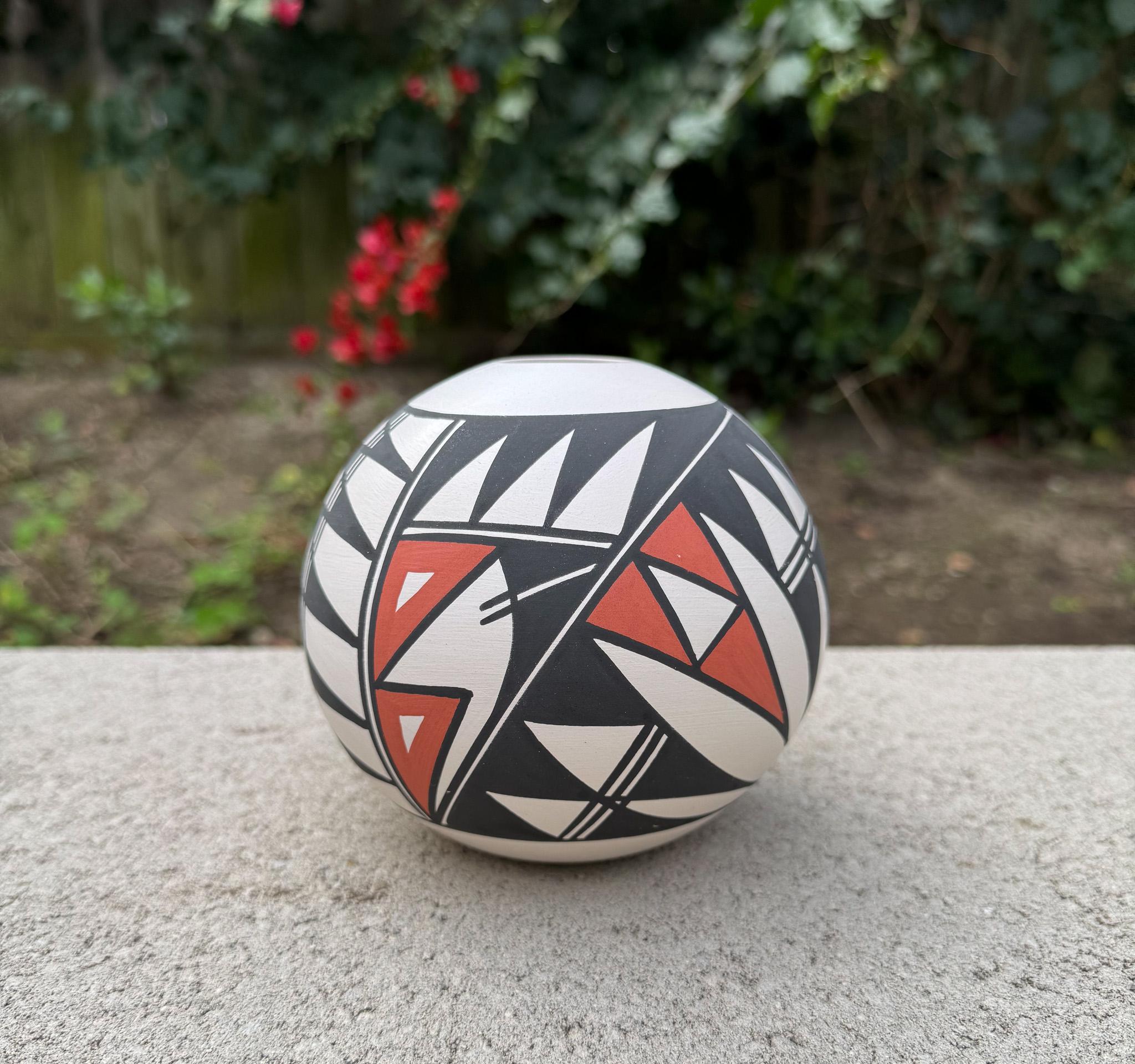 Nerissa Victorino Acoma Pottery Vase, New Mexico, 20th Century For Sale 6