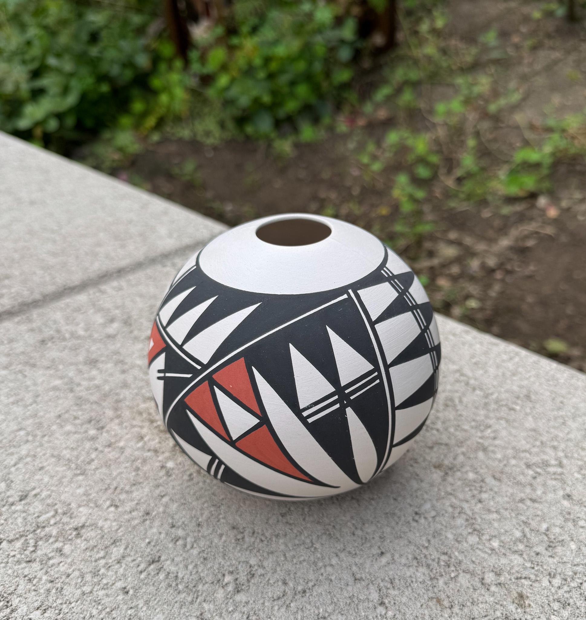 Nerissa Victorino Acoma Pottery Vase, New Mexico, 20th Century For Sale 7