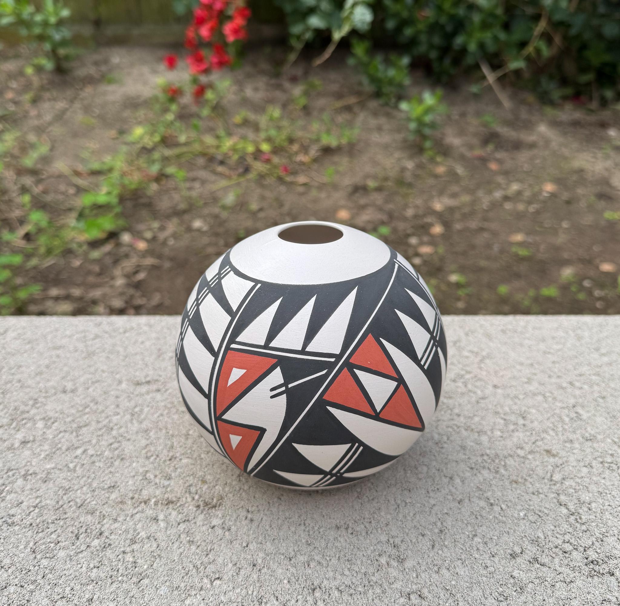 Native American Nerissa Victorino Acoma Pottery Vase, New Mexico, 20th Century For Sale