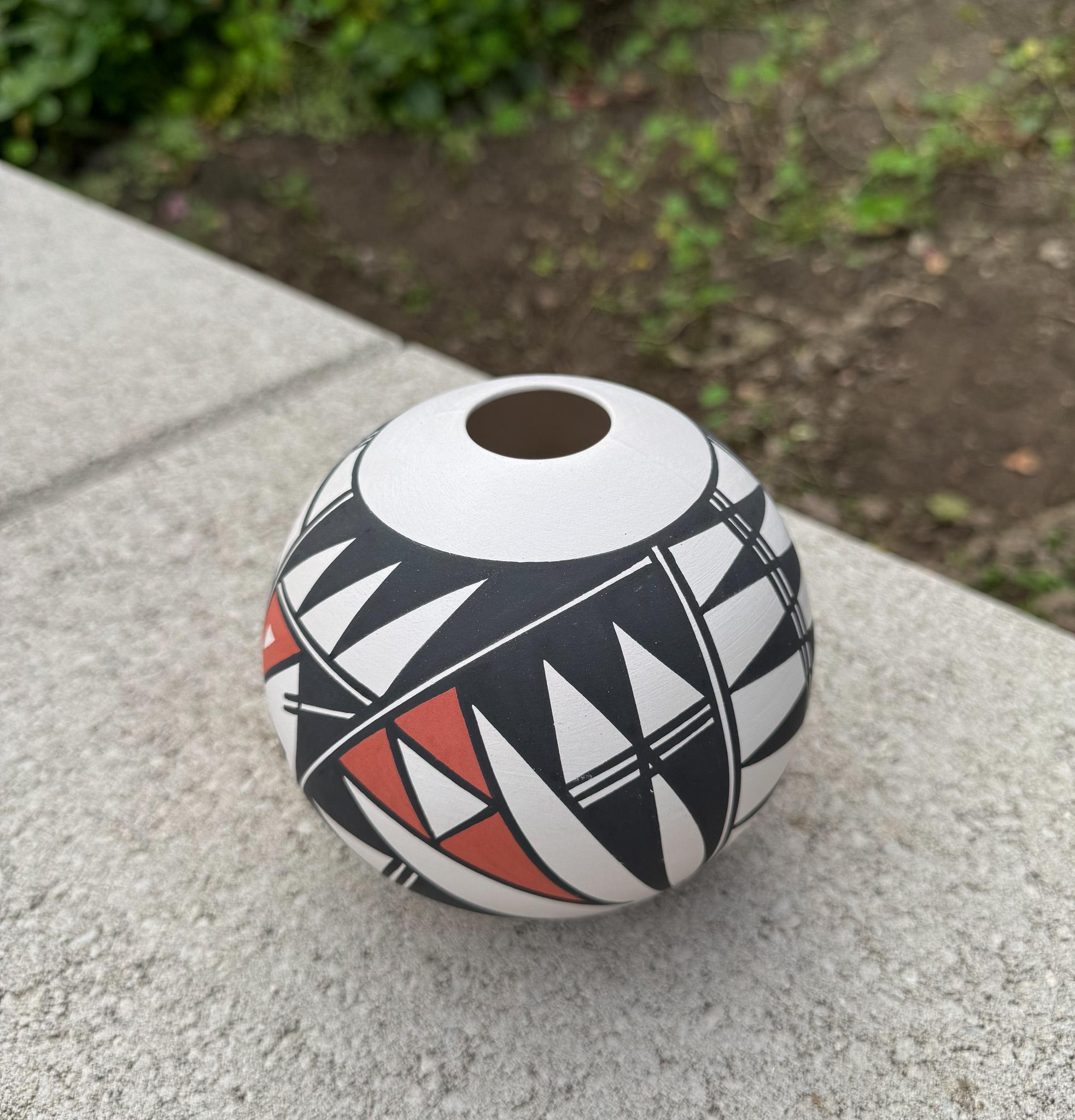 Nerissa Victorino Acoma Pottery Vase, New Mexico, 20th Century In Good Condition For Sale In San Juan Capistrano, CA
