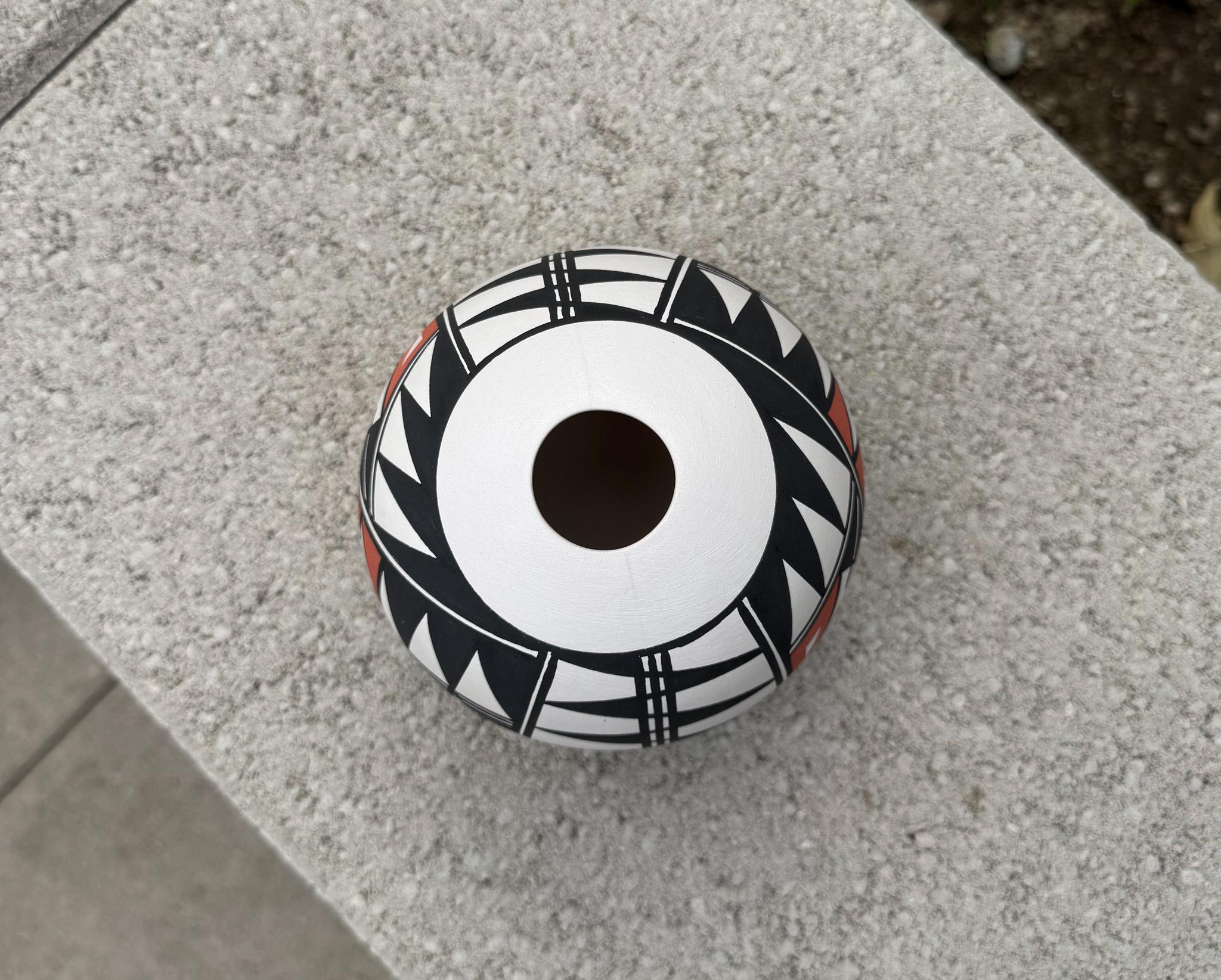Ceramic Nerissa Victorino Acoma Pottery Vase, New Mexico, 20th Century For Sale